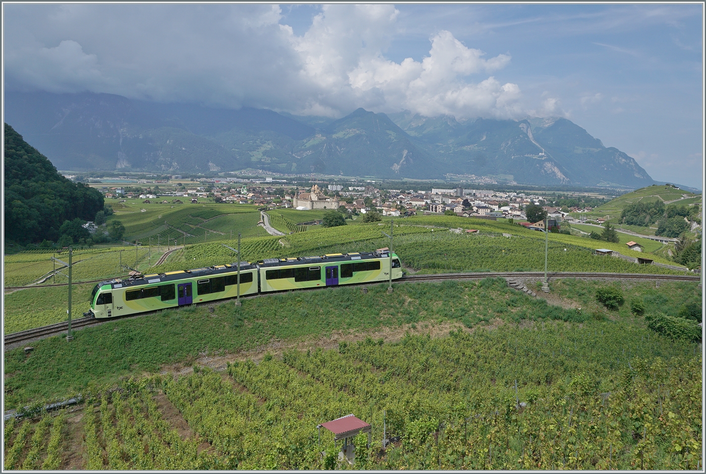 Der TPC ASD ABe 4/8 471 ist in den Rebbergen oberhalb von Aigle auf der Fahrt in Richtung Les Diablerets und zeigt sich bei dieser Bildvariante mit recht viel Landschaft.

3. Aug. 2024