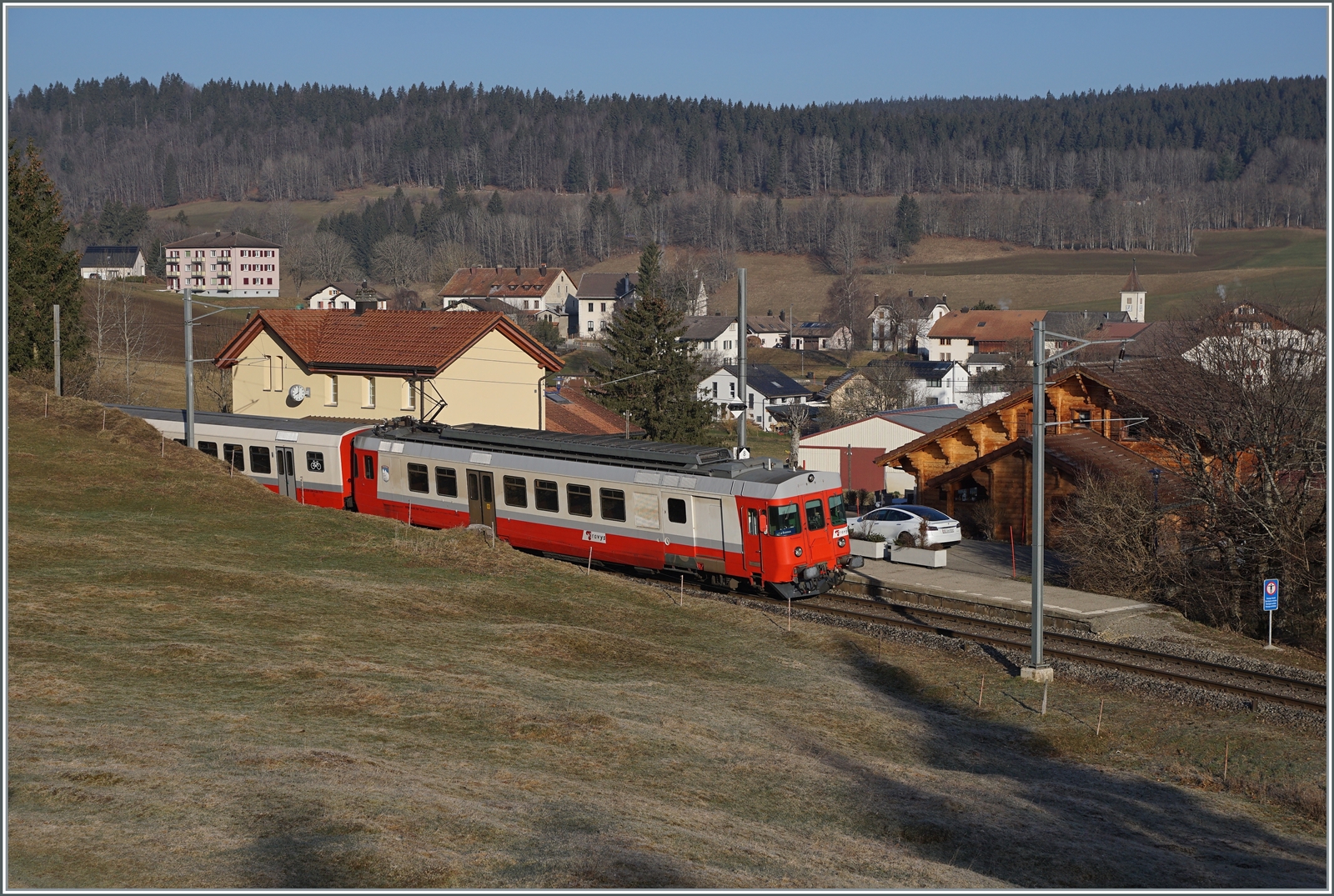 Der TRAVYS RBDe 567 174 (94 85 7567 174-8)  Fleurier  des sogenannte  Schülerzug  schiebt seinen durch die hüglige Juralandschaft nicht mehr zu sehenden B und Abt als Regionalzug 6009 nach dem Halt auf Verlangen in Les Charbonnières weiter in Richtung Le Brassus. 24. März 2022