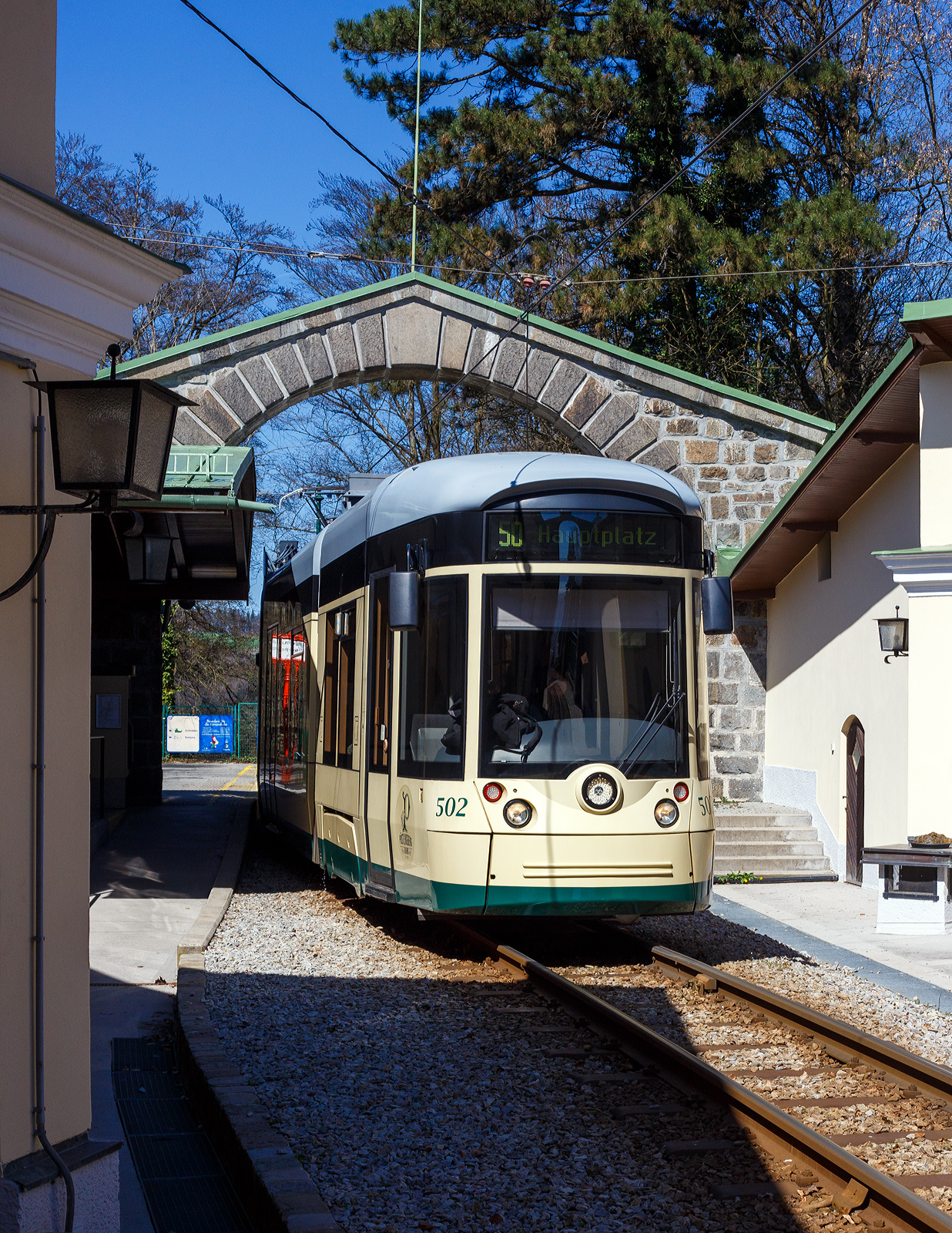 Der Triebwagen 502, ein dreiteiliger vierachsiger Zweirichtungs-Niederflur-Gelenktriebwagen vom Typ Bombardier „Mountainrunner“ verlsst am 04 April 2025 die Bergstation Pstlingberg (519 m .M.) und fhrt als Linie 50 (der Linz Linien GmbH) hinab zum Hauptplatz in Linz.  

Die Pstlingbergbahn wurde von 1.000 mm auf 900 mm umgespurt und ist seit 2009 mit dem brigen Netz der Straenbahn Linz verknpft die auch auf der Spurweite 900 mm fhrt.  Aber fr die Linie 50 „Pstlingbergbahn“ braucht man ein separates Ticket.  

Die Pstlingbergbahn wird, wie das gesamte Straenbahnnetz, von der Linz Linien GmbH betrieben und gilt, mit einer maximalen Steigung von 116 ‰, als eine der steilsten Adhsionsbahnen der Welt. Seit 1898 beeindruckt die Linzer Pstlingbergbahn Gste aus aller Welt mit ihrer auergewhnlichen und idyllischen Streckenfhrung.