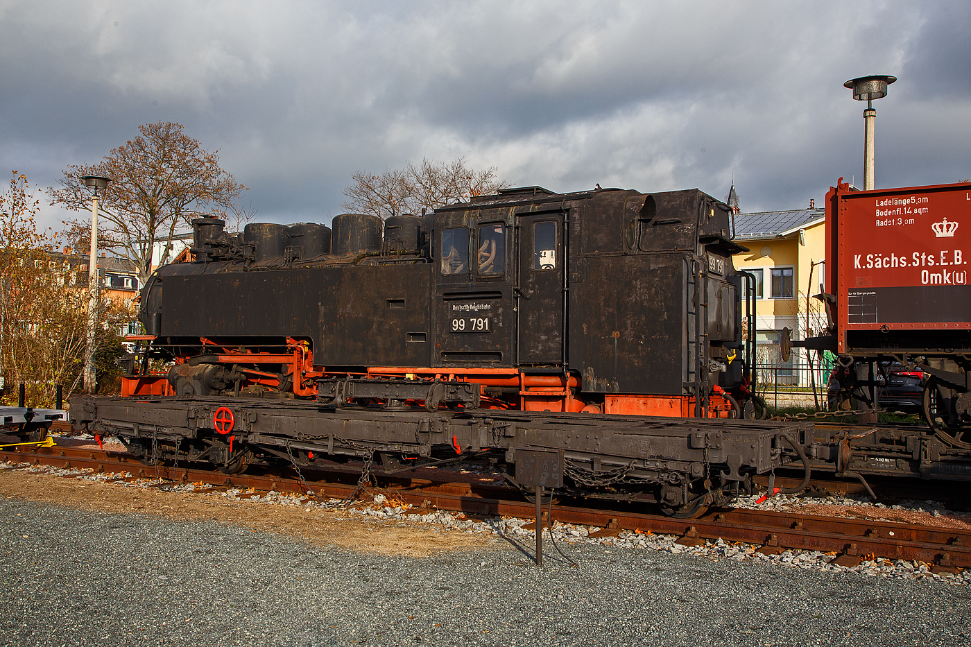 Der vierachsige 750 mm-Schmalspur Langholzwagen bzw. Drehschemelwagen, ex DR 97-25-20 der Gattung HH vom Traditionsbahn Radebeul e.V. abgestellt am 07.12.2022 beim Schmalspur-Bahnhof Radebeul Ost (Lößnitzgrundbahn).

Der Wagen wurde 1926 von der Waggonfabrik Zwickau gebaut, seit 2000 Eigentum des Vereins und war  zuletzt im Radebeuler Planbestand, ist z.Z. aber nicht betriebsfähig. Der kann einzeln als Flachwagen mit hoch gedrehten Rungen verwendet werden, oder für den Langholztransport werden zwei aneinander gekuppelt und das Langholz wird dann auf die Drehschemel mit Rungen geladen und gesichert. 

Dahinter steht die Dampflokomotive 99 791, seit 1993 vor dem Radebeuler Museumszug ausgestellt und seit 2000 im Eigentum des Vereins.
