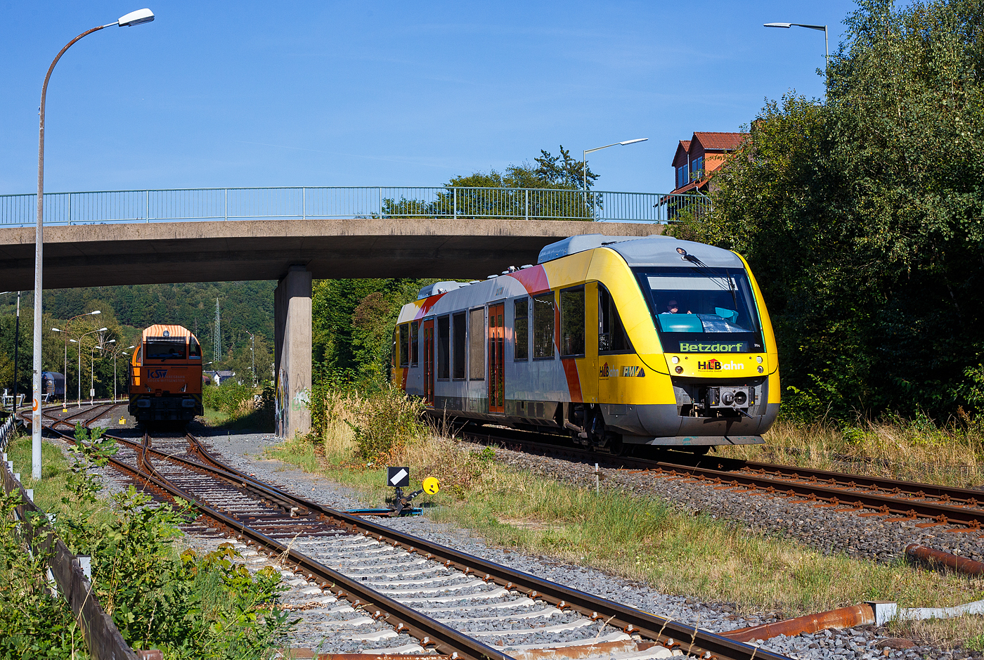 Der VT 204 ABpd (95 80 0640 104-5 D-HEB) ein Alstom Coradia LINT 27 der HLB (Hessische Landesbahn) erreicht am 27 August 2024, als RB 96 „Hellertalbahn“ (Haiger – Burbach – Neunkirchen – Herdorf – Betzdorf) / Umlauf HLB61788, bald den Bahnhof Herdorf. Links die KSW 43 mit einem Güterzug auf dem Rbf der Kreisbahn Siegen-Wittgenstein (KSW).

Der LINT 27 wurde 2004 von der ALSTOM Transport Deutschland GmbH (vormals LHB - Linke-Hofmann-Busch GmbH) in Salzgitter-Watenstedt unter der Fabriknummer 1187-004 für die vectus Verkehrsgesellschaft mbH gebaut, mit dem Fahrplanwechsel am 14.12.2014 wurden alle Fahrzeuge der vectus nun Eigentum der HLB, die Hessische Landesbahn hatte 74,9% der Gesellschaftsanteile.
