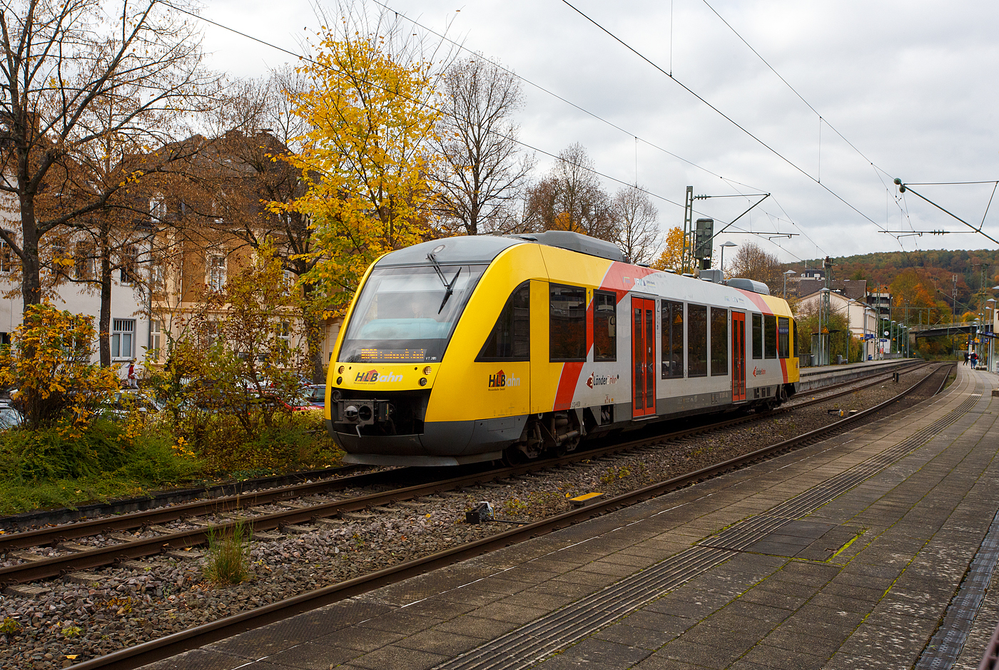 Der VT 205 ABp (95 80 0640 105-2 D-HEB), ein Alstom Coradia LINT 27 der HLB (Hessische Landesbahn) / 3LänderBahn fährt am 16 Oktober 2025, als RB 90  Westerwald-Sieg-Bahn  (Siegen - Betzdorf/Sieg – Au/Sieg – Altenkirchen/Westerwald – Westerburg – Limburg/Lahn) vom Bahnhof Kirchen/Sieg weiter in Richtung Betzdorf. Diese Triebwagen sind, gegenüber der HLB Güterlok 275 024-8 (alias DG 1131) vom Typ MaK G 1206, hier auf der Siegstecke Alltag.

Der LINT 27 wurde 2004 von ALSTOM Transport Deutschland GmbH (vormals LHB - Linke-Hofmann-Busch GmbH) in Salzgitter-Watenstedt unter der Fabriknummer 1187-005 gebaut und als VT 205 an die vectus Verkehrsgesellschaft mbH geliefert. Mit dem Fahrplanwechsel zum Dezember 2014 wurden alle Fahrzeuge der vectus von der HLB übernommen.