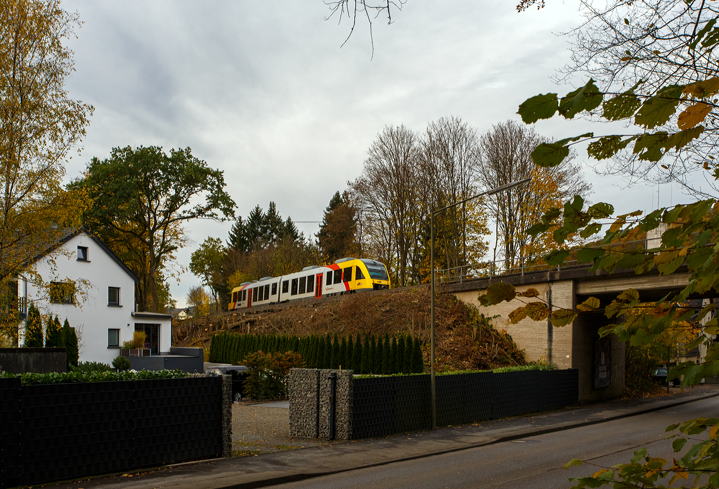 Der VT 265 (95 80 0648 165-8 D-HEB /95 80 0648 665-7 D-HEB) ein Alstom Coradia LINT 41 der HLB (Hessische Landesbahn), ex Vectus VT 265, erreicht als RB 96  Hellertalbahn  (Dillenburg – Haiger – Herdorf – Betzdorf/Sieg) am 31 Oktober 2025 bald den Bahnhof Betzdorf/Sieg

Der Alstom Coradia LINT 41 wurde 2004 von Alstom (LHB) in Salzgitter unter der Fabriknummer 1188-015 für die vectus Verkehrsgesellschaft mbH gebaut, mit dem Fahrplanwechsel am 14.12.2014 wurden alle Fahrzeuge der vectus nun Eigentum der HLB.