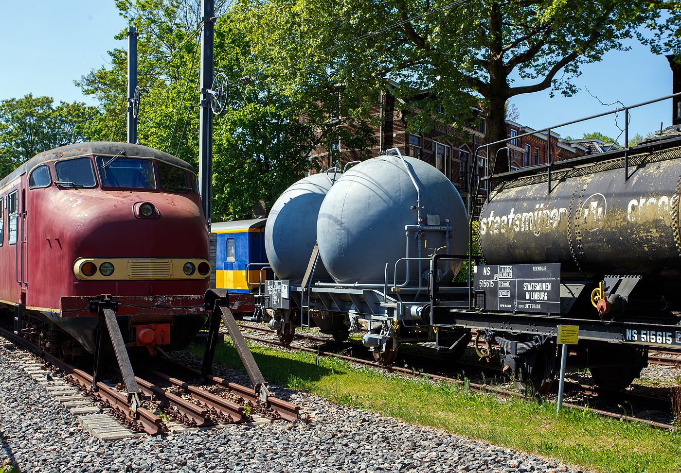 Der zweiachsige BB-Silowagen NS 99625 Ucs, später NS 910 5 087 Ucs-y, am 29 April 2025 im Het Spoorwegmuseum (bis 2005 NSM – Nederlands Spoorwegmuseum / Niederländischen Eisenbahnmuseum) in Utrecht im Bahnhof Maliebaan. Diese speziellen Silowagen mit den zwei Kugelsilos werden manchmal auch BB´s nach Brigitte Bardot genannt.
Der Wagen wurde 1961 von der Waggonfabrik Talbot GmbH & Co. in Aachen (D) gebaut, die Silos wurden von Smulders in Utrecht (NL) gefertigt. 

Diese speziellen Silowagen werden seit Ende der 1950er Jahre von der NS für den Transport sehr feiner, pulverförmiger Stoffe wie zum Beispiel Kalk, Zement und Soda eingesetzt. Da pulverförmige Stoffe Staub erzeugen können, ist es wichtig, beim Be- und Entladen darauf zu achten, dass die Ladung nicht weggeweht wird. Wie andere Bahnen nutzt die NS auch Pressluft zum Be- und Entladen der Silowagen. NS verfügt über drei Typen von Silowagen unterschiedlicher Größe. Die Abkürzung Ucs bzw. Ubcs steht für Silowagen, wobei das U nach UIC für „Güterwagen der Sonderbauarten“ steht, c - mit Entladung unter Druck und s - Höchstgeschwindigkeit 100 km/h (beladen).

Die Kugelsilos dieses Silowagens haben jeweils ein Fassungsvermögen von 17 m³. Der NS 99625 Ucs (Ucs-y 383 der Serie 99500 – 99739) war der letzte Silowagen, der für den Sodatransport der ehemalige Sodafabrik von Akzo Nobel aus Delfzijl eingesetzt wurde. Ende der 1990er Jahre gelangte in den Besitz des Museums.

TECHNISCHE DATEN:
Hersteller: Waggonfabrik Talbot GmbH & Co. in Aachen (D) gebaut, die Silos Hersteller der Silos: Smulders in Utrecht (NL) 
Baujahr: 1961
Gebaute Anzahl: ca. 400
Spurweite: 1.435 mm (Normalspur)
Anzahl der Achsen: 2
Länge über Puffer: 9.270 mm
Achsabstand: 5.300 mm 
Ladevolumen: 2 x 17 m³
Leergewicht: 11.400 kg
Max. Zuladung: 20,7 t bei A, 24,7 t ab Streckenklasse B bei Lastgrenze S (100 km/h), bei geringerer Geschwindigkeit auch 28,7 t ab Streckenklasse C möglich.
Höchstgeschwindigkeit: 100 km/h 
Intern. Verwendungsfähigkeit: RIV
