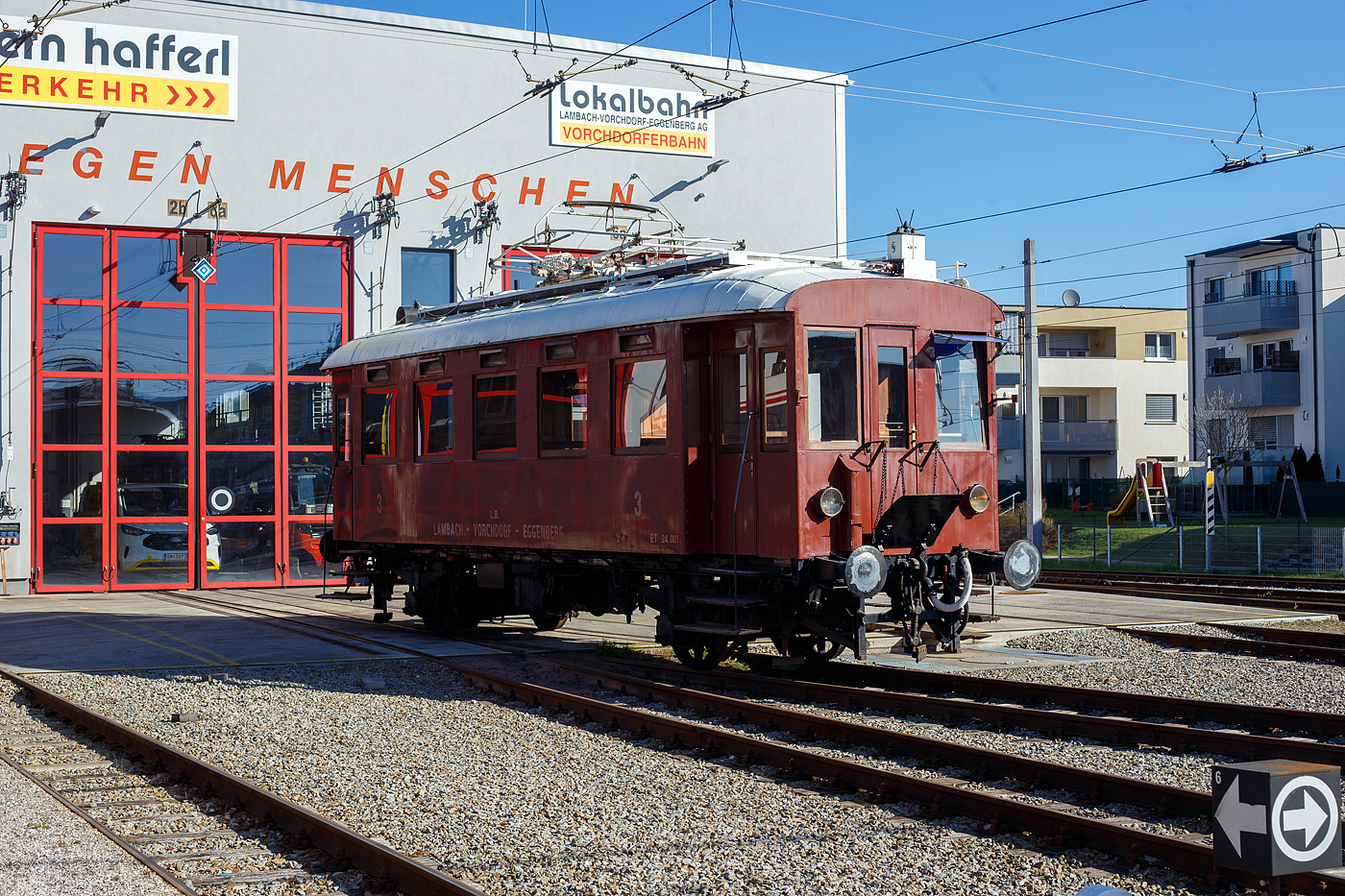 Der zweiachsige historische Normalspur 3 Klasse Elektrotriebwagen ET 24.101, ex ET 24.001, der Lokalbahn Lambach – Vorchdorf-Eggenberg (der Stern & Hafferl Verkehrsgesellschaft m.b.H.) steht am 04 April 2025 vor der Remise der Stern & Hafferl beim Bahnhof Vorchdorf-Eggenberg. Nach der Nummerierung „24“ war dieser Triebwagen ursprünglich der bis 2009 stillgelegten Lokalbahn Lambach–Haag am Hausruck zugeordnet. 

Den prächtig restaurierten Triebwagen lieferte 1931 die Grazer Waggonfabrik und Siemens-Schuckert Wien gemeinsam mit einem zweiten typengleichen Triebwagen anlässlich der Elektrifizierung der Vorchdorferbahn. Die beiden einfachen aber durchaus zweckmäßig gehaltenen Triebwagen gab es zum Preis von je ÖS 77.500.- (nach heutigem Geldwert ca. Euro 300.000.-).

Der Wagenkasten besteht aus Eichenholz mit großen Fenstern und Blechverkleidung. Die Innenausstattung wurde durch Verwendung verschiedener Hölzer ansprechend gestaltet. Die Dachdeckung besteht aus imprägnierter Segelleinwand. Die Triebwagen verfügen über einen Fassungsraum von 46 Sitz- und 18 Stehplätzen. Das Dienstgewicht beträgt 17,3 Tonnen. Der Wagen hat eine Länge über Puffer von 11,00 m und einen Radstand von 5,5 m. Die elektrische Ausrüstung besteht aus 2 Gleichstrommotoren á 53 kW, gesteuert über 2 Fahrschalter mit jeweils 12 Fahr- und 7 Bremsstufen. Von der elektrischen Bremse unabhängig, ist eine selbsttätige Vacuum Bremse eingebaut, welche, wie auch die Handspindelbremse auf das gleiche Bremsgestänge wirkt. Heizung und Beleuchtung erfolgen elektrisch, für die 1930 er Jahre bei Lokalbahnen oft noch ein unbekannter Luxus. Vom Triebwagen können auch allfällige Personen – oder Dienstwagen mit Licht- und Heizstrom versorgt werden. Als Stromabnehmer dient ein Scherenbügel vom Typ SBS 15, ursprünglich mit sogenannter Fischerpalette (ein Stahlblech Pressstück mit Rillen in welches Schmiermittel eingefüllt wurde) ausgestattet. Nach 1946 erfolgte, nicht zuletzt um Störungen des Rundfunks und des zunehmenden Funkverkehrs zu vermeiden, die Umstellung auf Grafit Schleifstücke. Als Signalmittel dient ein Horn welches über die Abluft der Vacuum Pumpe gespeist wird und ein, einem Rind nicht unähnliches Gebrüll abgibt. Das führte auch zum Spitznahmen „Braune Kuah“. Geliefert wurden beide Triebwagen in elegantem, aber dunklen Braun mit vornehmer Schattenschrift für den Eigentümer und die Fahrzeugnummer versehen. Die behördliche Abnahme beider Triebwagen erfolgte am 21. Dezember 1931. Die ursprüngliche Höchstgeschwindigkeit von 30 km/h konnte ab 1933 auf 40 km/h angehoben werden. Gleichzeitig mit dem Einbau einer Sicherheitsfahrschaltung (Sifa) für den Einmannbetrieb wurde auch die zulässige Fahrzeughöchstgeschwindigkeit auf 50 km/h erhöht. Äußerlich kaum zu unterscheiden, folgten 1932/3 zwei ähnliche Triebwagen für die Lokalbahn Lambach – Haag am Hausruck.

Der Triebwagen 24.101 erhielt 1939 eine weinrot/beige Lackierung analog den Triebwagen der Deutsche Reichsbahn. Ab den späten 1950er Jahren präsentierte sich der Triebwagen in der klassischen Stern&Hafferl Lackierung dieser Epoche, in braun-ockergelb.

Durch verschiedenste Umbauten bzw. auch Ausmusterungen der Triebwagenfamilie befand sich Mitte der 1980er Jahre nur mehr der Triebwagen ET 24.101 in einem weitgehend originalen, aber schäbigen Zustand. Der Triebwagen wurde 1985/86 in der Hauptwerkstätte Vorchdorf vorbildlich restauriert und erfreut seither Jung und Alt bei seinen Ausfahrten.