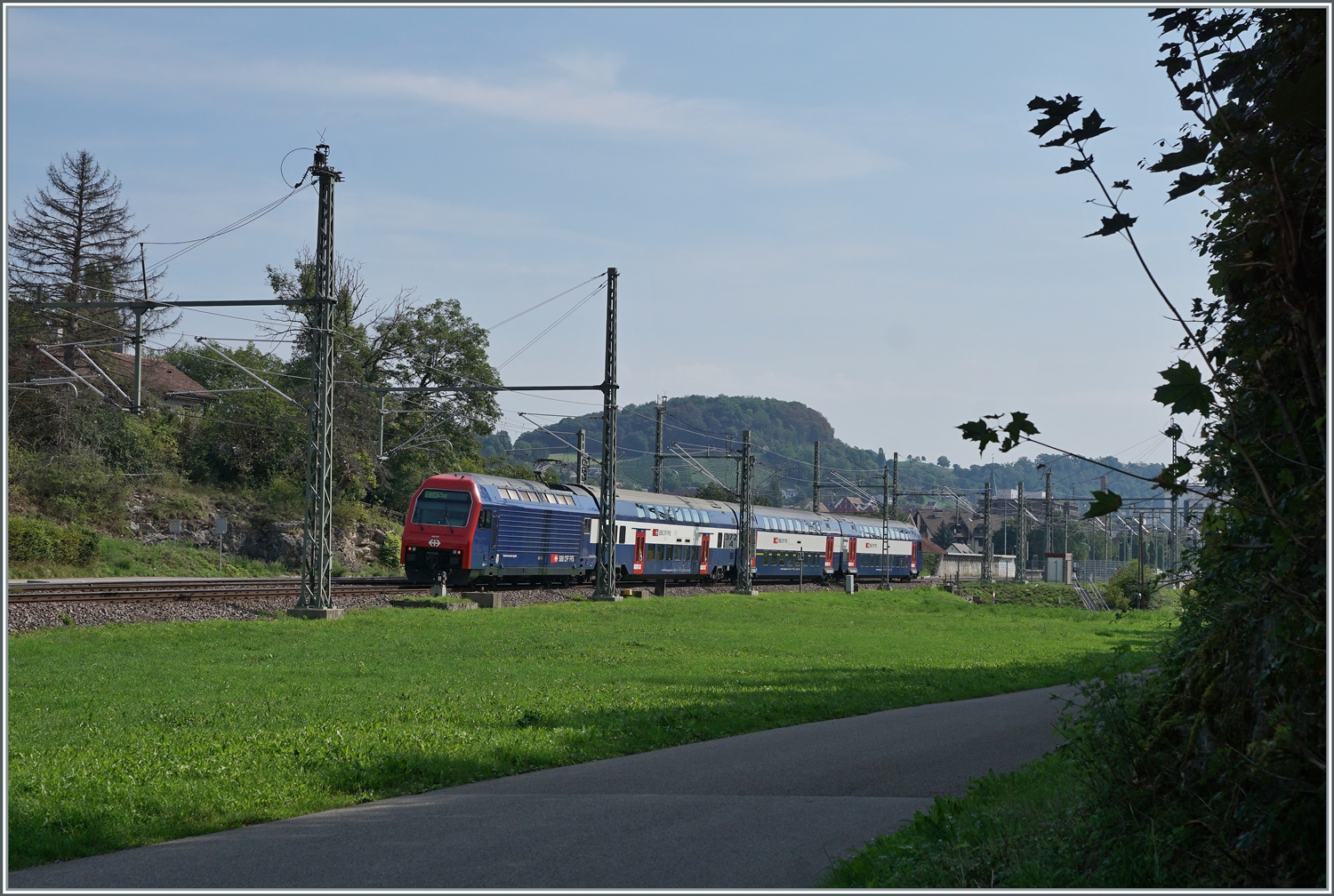 Deutsche Gleise und Fahrleitung, aber die S24 von Zug kommend wird nicht bis nach Deutschland fahren, sondern in Kürze in Thayngen enden. An Zugschluss schiebt die SBB Re 450 057. 

30. August 2022