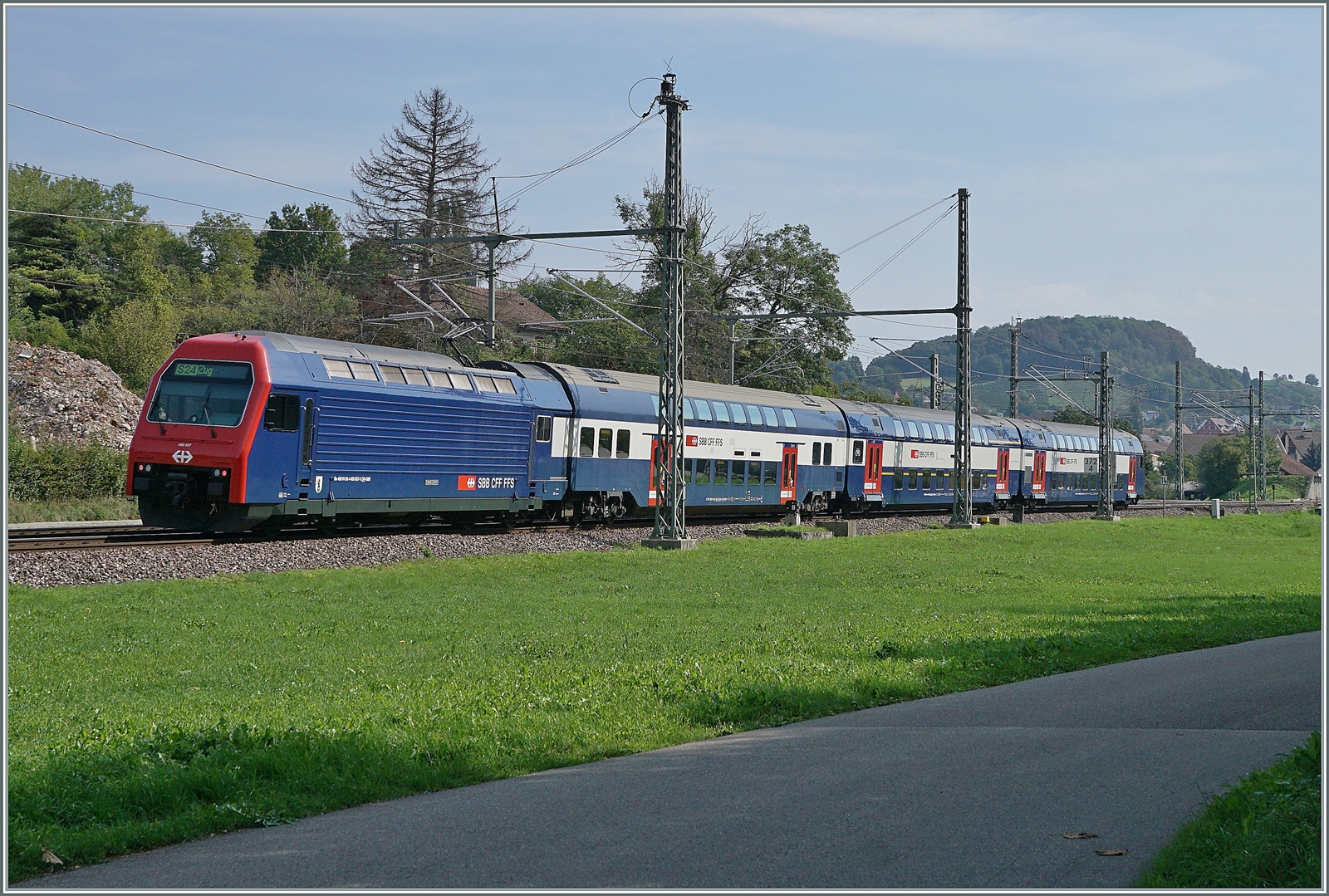 Deutsche Gleise und Fahrleitung, aber die S24 von Zug kommend wird nicht bis nach Deutschland fahren, sondern in Kürze in Thayngen enden. An Zugschluss schiebt die SBB Re 450 057.

30. August 2022