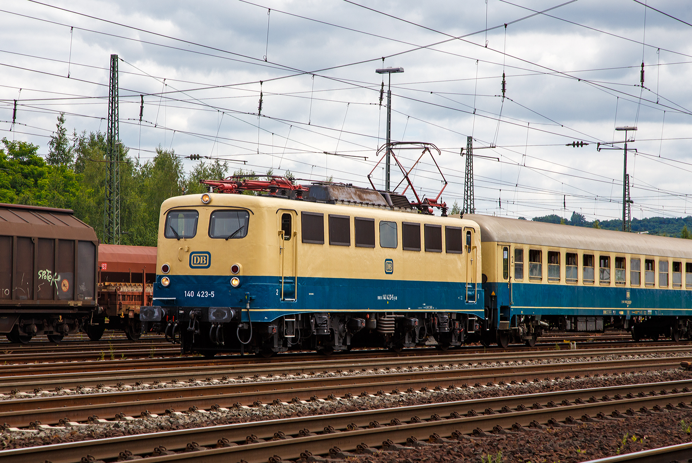 Die 140 423-5 (91 80 6140 423-5 D-DB) vom DB Museum, ex DB E 40 423, am 18.06.2017 mit Pendelzug in Koblenz-Lützel. Am 17. & 18.6.2017 fand das große Sommerfest vom DB Museum Koblenz statt.

Die E 40 wurde 1963 von Henschel in Kassel unter der Fabriknummer 30656 gebaut, der elektrische Teil ist von den Siemens-Schuckert-Werke (SSW), und als E 40 423 an die Deutsche Bundesbahn geliefert. Zum 01.01.1968 erfolgte die Umzeichnung in DB 140 423-5. Aus den aktiven Dienst schied sie 2011 aus und ging ins DB Museum Koblenz-Lützel. Dort wird die Lok in der ehemaligen Farbgebung türkis/beige erhalten und wird als Zugfahrzeug für Überführungen und Sonderzüge genutzt.

Die ab dem Jahr 1968 als Baureihe 140 geführten Loks sind technisch gesehen eine E 10.1 ohne elektrische Bremse, jedoch mit geänderter Übersetzung des Getriebes. Mit 879 Exemplaren ist die E 40 die meistgebaute Type des Einheitselektrolokprogramms der Deutschen Bundesbahn. Ihre zulässige Höchstgeschwindigkeit betrug am Anfang entsprechend ihrem vorgesehenen Einsatzgebiet im mittelschweren Güterzugdienst 100 km/h, diese wurde im Juni 1969 jedoch auf 110 km/h erhöht, um die Züge zu beschleunigen und die Loks auch besser im Personen-Berufsverkehr einsetzen zu können.

TECHNISCHE DATEN:
Spurweite: 1.435 mm (Normalspur)
Achsanordnung: Bo´Bo´
Länge über Puffer: 16.440 mm
Drehzapfenabstand: 7.900 mm
Achsstand in den Drehgestellen: 3.400 mm
Gesamtachsstand: 11.300 mm
Treibrad-Durchmesser: 1.250 mm
Dienstgewicht:  86,4t
Achslast: 21,5t
Zulässige Höchstgeschwindigkeit: 110 Km/h (Anfangs 100 km/h)
Stromsystem: Einphasen-Wechselstrom 15 000 V, 16 ²/³ Hz
Nennleistung: 3.700 kW (5.032 PS)
Zugkraft: 336 kN
Anzahl Fahrmotoren:  4
Fahrmotor-Typ: SSW WB 372
Antrieb: Gummiringfeder
Nennleistung Trafo: 4040 kVA
Anzahl Fahrstufen:  28
