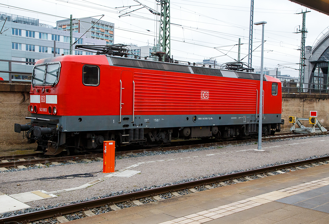 Die 143 883-7 (91 80 6143 883-7 D-DB) der DB Regio AG Sdost (S-Bahn Dresden) ist am 06.12.2022 im Hbf Dresden abgestellt.

Die Lok wurde 1989 bei LEW (VEB Lokomotivbau Elektrotechnische Werke Hans Beimler Hennigsdorf) unter der Fabriknummer 20333 gebaut und als DR 243 883-6 an die Deutsche Reichsbahn geliefert, 1992 erfolgte die Umzeichnung in DR 143 883-7 und 1994 in DB 143 883-7.
