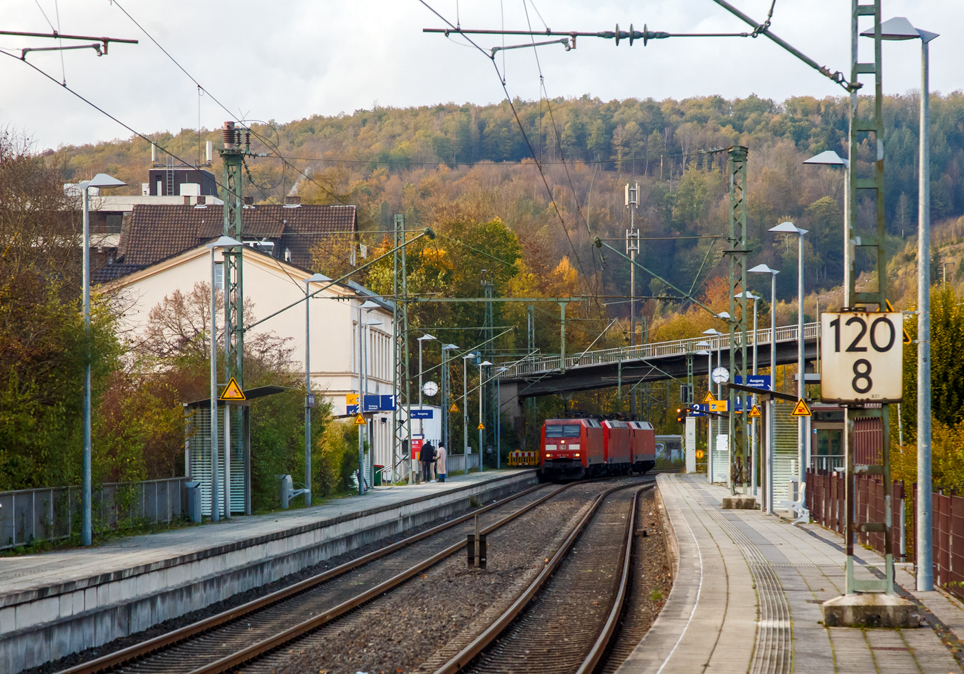 Die 152 121-0 mit den kalten 185 155-8 und 152 017-2 (alle drei von der DB Cargo) fahren am 05.11.2022 als Lokzug durch Kirchen (Sieg) in Richtung Kln. 