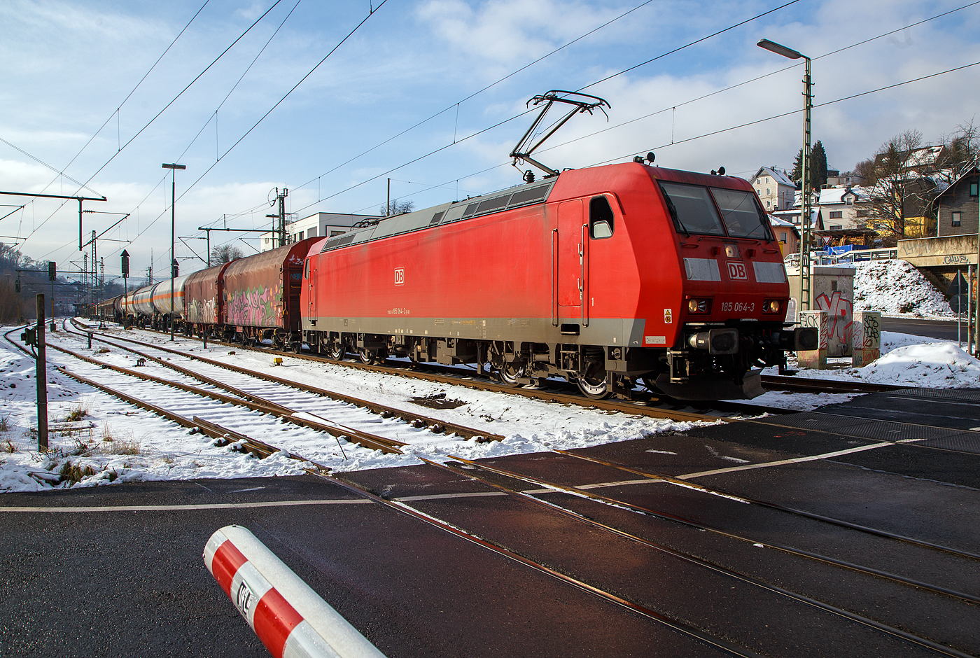 Die 185 064-3 (91 80 6185 064-3 D-DB) der DB Cargo AG fährt am 21.01.2023 mit einem gemischten Güterzug durch Niederschelden (Sieg) in Richtung Siegen. Nochmals einen lieben Gruß an den netten Lokführer zurück.

Die TRAXX F140 AC1 wurde 2002 von Bombardier in Kassel unter der Fabriknummer 33479 gebaut. 
