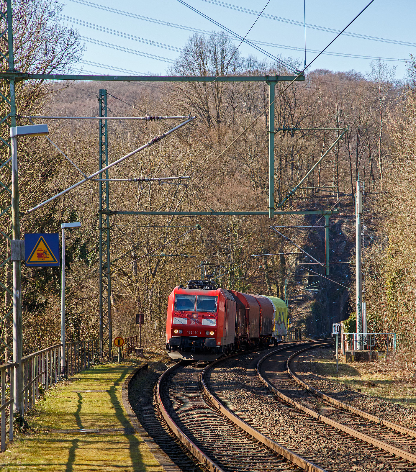 Die 185 159-1 (91 80 6185 159-1 D-DB) der DB Cargo AG hat am 03.03.2023, mit einem kurzen Coilzug (4 Wagen), den 32 m langen Mhlburg-Tunnel verlassen und fhrt Scheuerfeld (Sieg) in Richtung Siegen.

Die TRAXX F 140 AC1wurde 2003 von der Bombardier Transportation GmbH in Kassel unter der Fabriknummer 33632 gebaut.
