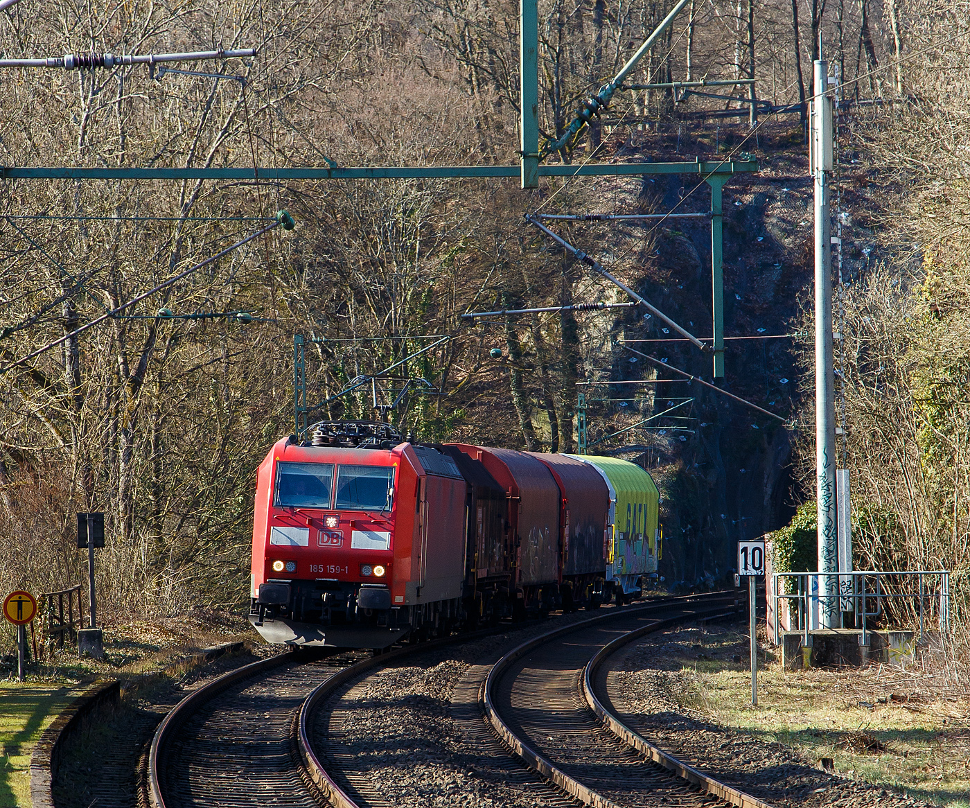 Die 185 159-1 (91 80 6185 159-1 D-DB) der DB Cargo AG hat am 03.03.2023, mit einem kurzen Coilzug (4 Wagen), den 32 m langen Mhlburg-Tunnel verlassen und fhrt Scheuerfeld (Sieg) in Richtung Siegen.

Die TRAXX F 140 AC1wurde 2003 von der Bombardier Transportation GmbH in Kassel unter der Fabriknummer 33632 gebaut.