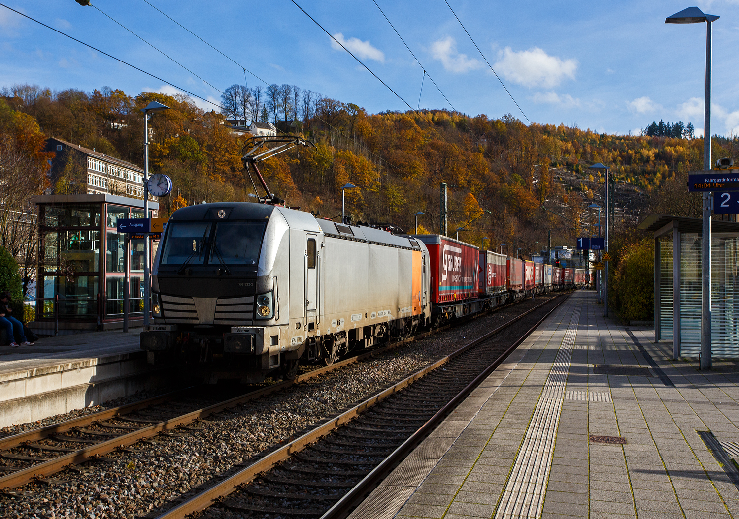 Die 193 922-2 (91 80 6193 922-2 D-NRAIL) der Northrail GmbH fährt am 04 November 2025 mit einem KLV-Zug durch Kirchen/Sieg in Richtung Siegen,

Die Siemens Vectron AC wurde 2010 von SIEMENS in München-Allach unter der Fabriknummer 21695 gebaut und auf der InnoTrans 2010 in Berlin präsentiert. Sie war ursprünglich eine Vorführ-/Mietlok der Siemens Mobility in München, eingestellt durch die RailAdventure GmbH als 91 80 6193 922-2 D-RADVE. Im Jahr 2012 wurde sie durch SIEMENS umgebaut, dabei erhielt sie temporär eine Last-Mile Dieseleinheit und wurde in 91 80 6192 961-1 D-PCW umgezeichnet (damals war die BR 192 noch frei). So wurde sie, als Vectron mit LM auf der InnoTrans 2012 in Berlin präsentiert. Im Dezember 2012 wurde sie dann in die Vectron AC Variante B03 (D / A / H) zurück gebaut und zur 91 80 6193 922-2 D-PCW umgezeichnet.

Im Dezember 2013 wurde die Lok an die Paribus Rail Portfolio III GmbH & Co. KG (Hamburg) verkauft und in die Vectron AC Variante B06 für Schweden umgebaut und über Railpool als 91 80 6193 922-2 D-Rpool eingestellt und wurde an die SkJb - Skandinaviska Jernbanor AB nach Schweden vermietet, später war sie für die Hector Rail AB in Schweden unterwegs. 

2018 ging sie dann wieder nach Deutschland und wurde durch Siemens in München in die heutige Vectron AC B01 Variante (Zulassung Deutschland und Österreich) umgebaut und in 91 80 6193 922-2 D-NRAIL umgezeichnet. Eigentümer ist die Paribus Rail Portfolio III GmbH & Co. KG, die die LOKS für die Northrail GmbH finanziert.
