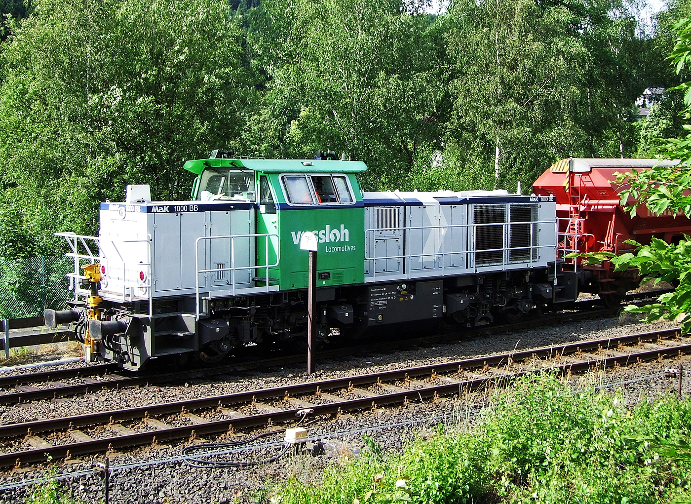 Die 271 001-0 eine MaK G 1000 BB der Vossloh Locomotives GmbH als Mietlok in Diensten der Kreisbahn Siegen-Wittgenstein (KSW) hier am 20.06.2008 in Herdorf.

Diese G 1000 BB ist die allererste dieses Typs und wurde 2002 von Vossloh in Kiel unter der Fabriknummer 1001322 gebaut. Seit 2008 gehrt sie der northrail GmbH (Hamburg) und trgt die NVR-Nummer 92 80 1271 001-0 D-NRAIL.
