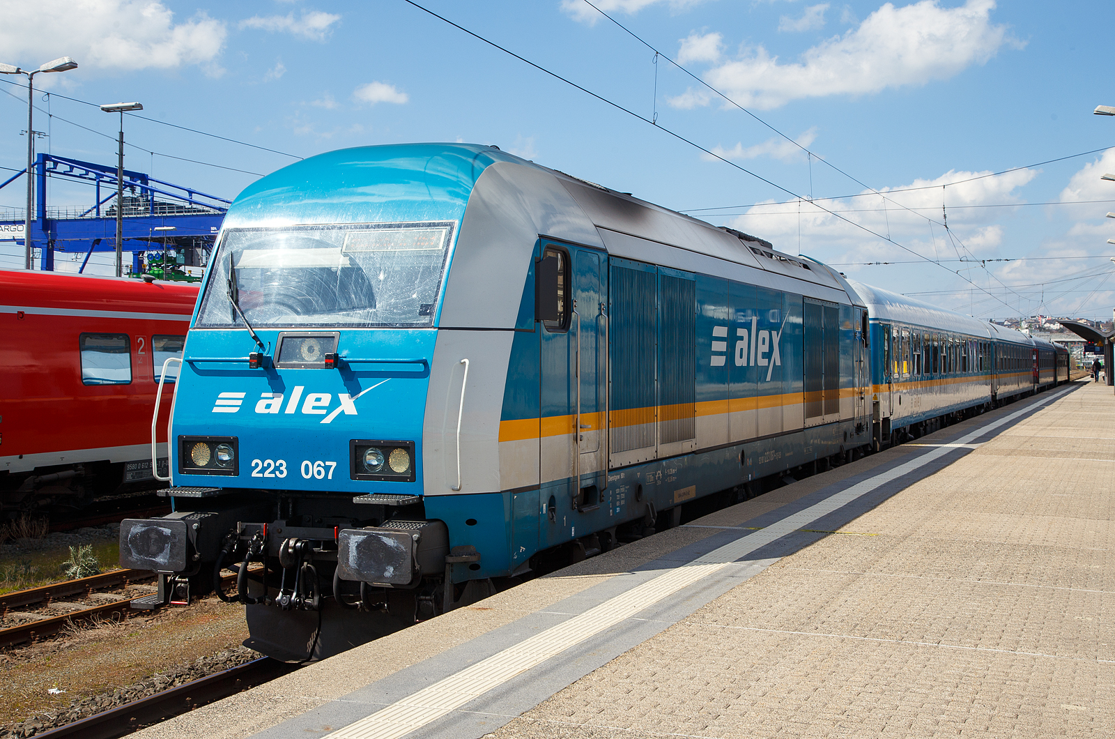 Die alex 223 067-0 (92 80 1223 067-0 D-DLB) steht am 21.04.2023, mit dem RE 2 Hof - Schwandorf - Regensburg - Mnchen, im Hbf Hof.

Die Siemens ER 20  Hercules  wurde 2007 von Siemens in Mnchen unter der Fabriknummer 21455 gebaut. Eigentmer der Lok ist die Alpha Trains Belgium und die DBL - Die Lnderbahn GmbH der Mieter. Sie hat die Zulassung fr Deutschland, sterreich und Tschechien (die Hchstgeschwindigkeit fr CZ betrgt jedoch nur 100km/h).