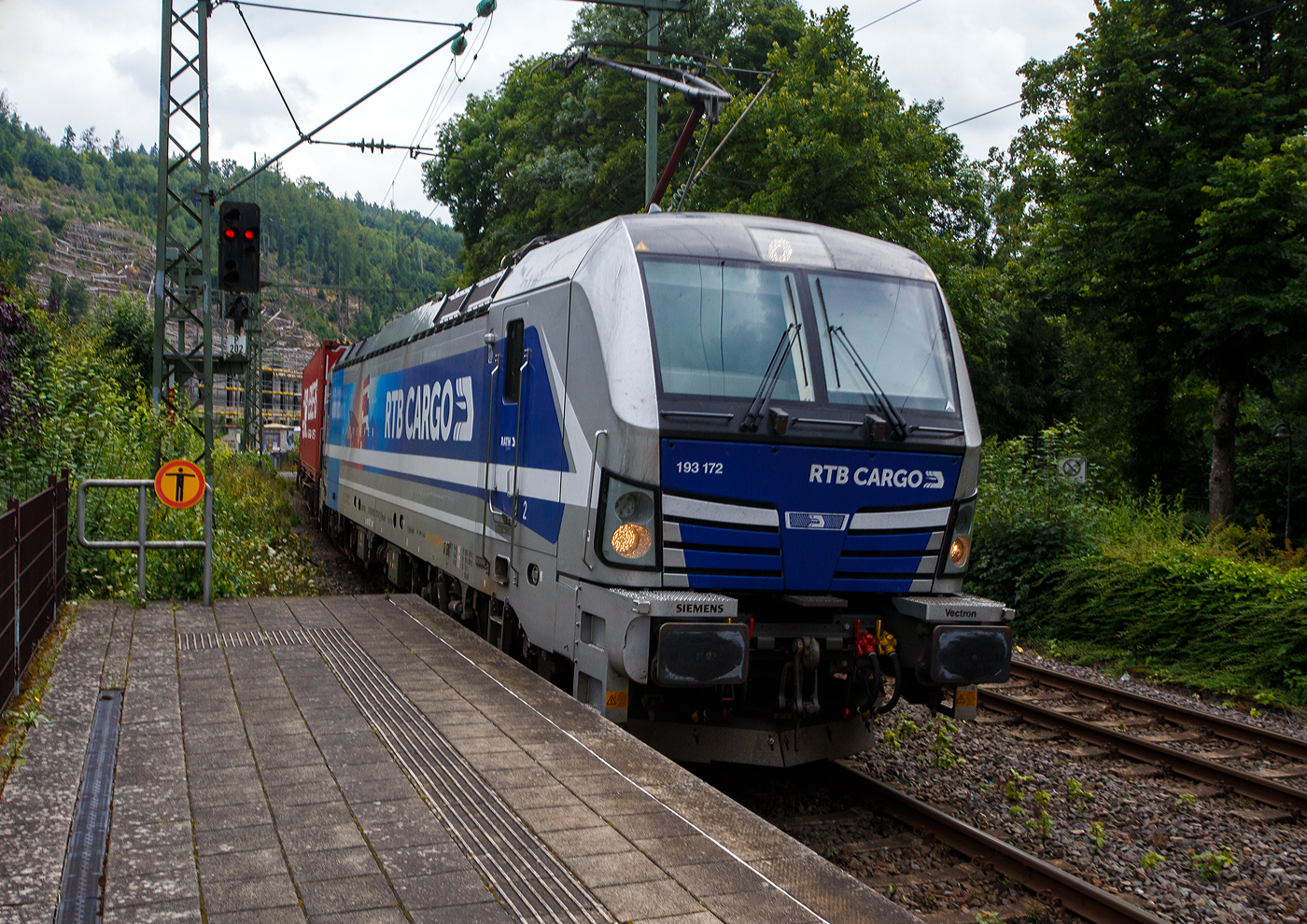 Die an die RTB Cargo vermietete Siemens Vectron MS - 193 172 (91 80 6193 172-4 D-Rpool) der Railpool GmbH (München) fährt am 31 Juli 2025 mit einem KLV-Zug durch den Bahnhof Kirchen/Sieg in Richtung Siegen. 

Die Multisystemlokomotive Siemens Vectron MS wurde 2024 von SIEMENS Mobilitiy in München-Allach unter der Fabriknummer 23472 gebaut und im September 2024 an die Railpool ausgeliefert. Hier in der ausgeführten Variante MS A54 ist sie eine „echte“ Multisystemlokomotive und kann in halb Europa fahren. Sie hat die Zulassungen und Länderpakete für Deutschland, Österreich, Belgien, die Niederlande, Tschechien, die Slowakei, Ungarn, Rumänien und Polen. Für Serbien (SRB), Bulgarien (BG) und Kroatien (HR) sind auch Zulassungen vorgesehen, aber ist z.Z. noch durchgestrichen.

So besitzt die Variante MS A54 folgende Zugsicherungssysteme: ETCS BaseLine 3, sowie für Deutschland (PZB90 / LZB80 (CIR-ELKE I)), für Österreich (ETCS Level 1 mit Euroloop, ETCS Level 2, PZB90 / LZB80), für Belgien (ETCS L1, ETCS L2, TBL1+), für die Niederlande (ETCS Level 1, ETCS Level 2, ATB-EGvV), für Tschechien und die Slowakei (LS (Mirel)), für Ungarn (ETCS Level 1, EVM (Mirel)), für Polen (SHP) und für Rumänien, Serbien, Bulgarien und Kroatien (PZB90).

Was mir bei meinen Recherchen nun mal aufgefallen ist, dass es zurzeit keine für Frankreich zugelassene Siemens Vectron gibt. Aber dies wird sich wohl bald mal ändern. Alpha Trains gab im September 2024 die Erweiterung seiner Flotte um bis zu 70 Vectron-Lokomotiven (davon 35 bestellt) bekannt. Der Rahmenvertrag sieht die Lieferung mehrerer Varianten von Vectron-Lokomotiven vor, darunter Multi-System- und Dual Mode-Modelle.

Die neuen Vectron-Lokomotiven verfügen über eine maximale Leistung von bis zu 6,4 MW und eine Höchstgeschwindigkeit von bis zu 200 km/h. Sie ergänzen die bestehende Alpha Trains-Flotte von Vectron MS-, AC- und Vectron Dual Mode-Modellen. Die erste Auslieferung ist für Ende 2026 geplant. Der Auftrag umfasst auch die Lieferung der ersten Vectron-Mehrsystemlokomotiven für Frankreich, die entlang des Nord-Süd-Korridors in Deutschland, Österreich, der Schweiz, Italien, Belgien, der Niederlande, Frankreich und optional in Luxemburg eingesetzt werden können.

Alpha Trains will so die Marktpräsenz, insbesondere in Frankreich, weiter stärken. Es ist besonderer Meilenstein für SIEMENS, die ersten Vectron-Mehrsystemlokomotiven für Frankreich zu liefern, die ihre Fähigkeiten in Bezug auf Leistung, Geschwindigkeit und grenzüberschreitenden Betrieb eindrucksvoll unter Beweis stellen. Dieser Auftrag wird nicht nur die bestehende Flotte von Alpha Trains erweitern, sondern auch eine wichtige Rolle bei der Förderung des nachhaltigen Verkehrs in ganz Europa spielen.
