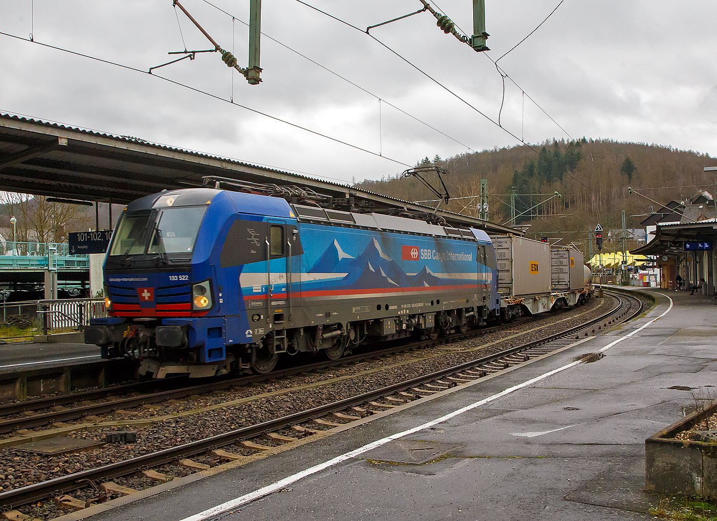 Die an die SBB Cargo International AG vermietete 193 522 „Elbe“ (91 80 6193 522-0 D-SIEAG) der SüdLeasing GmbH (Stuttgart, eingestellt in Deutschland durch Siemens) fährt am 14.01.2023, mit einem KLV-Zug, durch den Bahnhof Betzdorf (Sieg) in Richtung Köln.

Die Siemens Vectron MS wurde 2019 von Siemens Mobilitiy in München-Allach unter der Fabriknummer 22661 gebaut. Eigentümer ist die Südleasing GmbH in Stuttgart (LBBW-Tochter) die 20 dieser Loks an die SBB Cargo International vermietet hat, eingestellt sind sie in Deutschland durch die Siemens Mobilitiy. Es besteht zudem eine Option für 20 weitere Fahrzeuge.

Diese Mehrsystem-Loks sind für den Einsatz auf dem Rhein-Alpen-Korridor vorgesehen und sind für den Betrieb in Deutschland, Österreich, Schweiz, Italien und den Niederlanden (D/A/CH/I/NL) ausgelegt. Sie verfügen über eine Leistung von 6,4 MW (160 km/h) und sind neben den nationalen Zugsicherungssystemen mit dem Europäischen Zugsicherungssystem (ETCS) ausgestattet.
