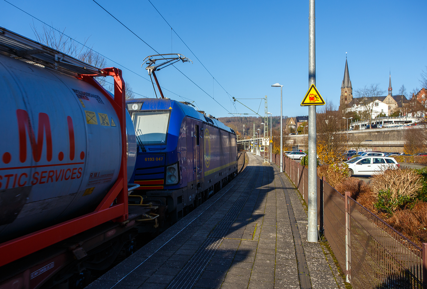 Die an die SBB Cargo International AG vermietete Siemens Vectron MS – 6193 047 (91 80 6193 047-8 D-DISPO) der Beacon Rail Capital Europe GmbH (München) fährt am 21 November 2025 durch Kirchen/Sieg in Richtung Siegen. Leider war wegen der tiefstehenden Sonne kein Bild in der anderen Richtung möglich. 

Die Siemens Vectron MS wurde in der Variante A39 wurde 2025 von Siemens in München-Allach unter der Fabriknummer 23869 gebaut. Nach der Farbe der Lok zu urteilen war die Lok vermutlich für einen anderen Schweizer Kunden bzw. Mieter vorgesehen.

Diese Vectron Lokomotive ist als MS – Lokomotive (Mehrsystemlok) mit 6.400 kW Leistung und 160 km/h Höchstgeschwindigkeit konzipiert. Hier in der Version MS A39 hat sie die Zulassungen für Deutschland, Österreich, Schweiz, Italien, Niederlande und Belgien (D/A/CH/I/NL/B). Die SIEMENS Vectron MS der Version A 39 besitzt die Zugsicherungssysteme ETCS BaseLine 3, sowie
für Deutschland (PZB90 / LZB80 (CIR-ELKE I)), 
für Österreich (ETCS Level 1 mit Euroloop, ETCS Level 2, PZB90 / LZB80),
für die Schweiz (ETCS Level 2, ZUB262ct, INTEGRA)
für Italien (SCMT)
für die Niederlande (ETCS Level 1, ETCS Level 2, ATB-EGvV)
und für Belgien (ETCS L1, ETCS L2, TBL1+)