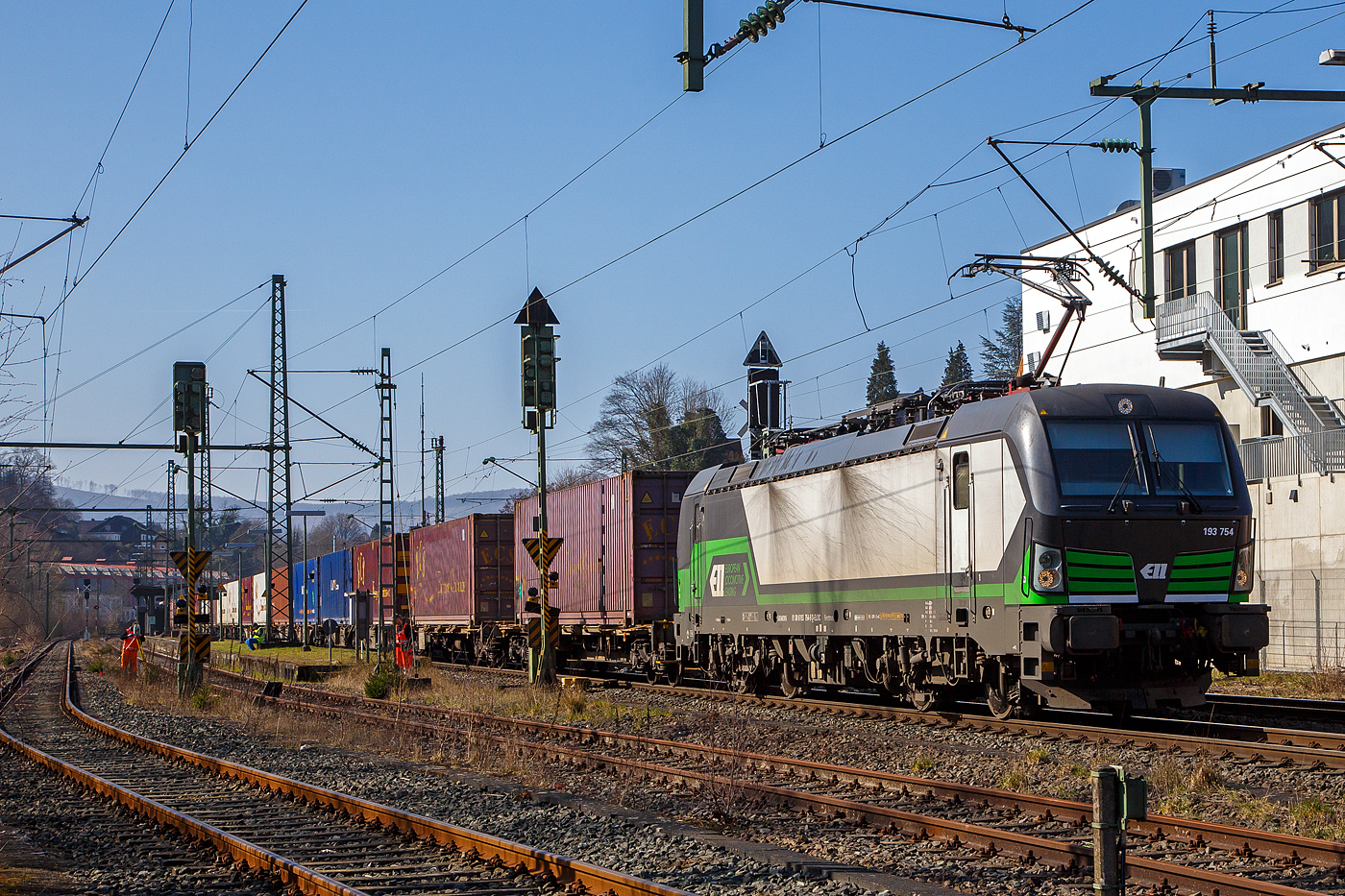 Die an die SETG - Salzburger Eisenbahn TransportLogistik vermietete Vectron MS 193 754 (91 80 6193 754-9 D-ELOC) fährt am 24.03.2021 mit einem KLV-Zug, auf der Siegstrecke durch Niederschelden in Richtung Siegen.

Die Siemens Vectron MS wurde 2019 von Siemens Mobilitiy in München-Allach unter der Fabriknummer 2 2594 gebaut. Sie hat die Zulassungen für Deutschland, Österreich, Ungarn, und die Niederlande (D, A, H, NL). Die Zulassungen für Tschechien, Slowakei, Polen und Rumänien (SK, RO, CZ, PL) sind noch durchgestrichen.