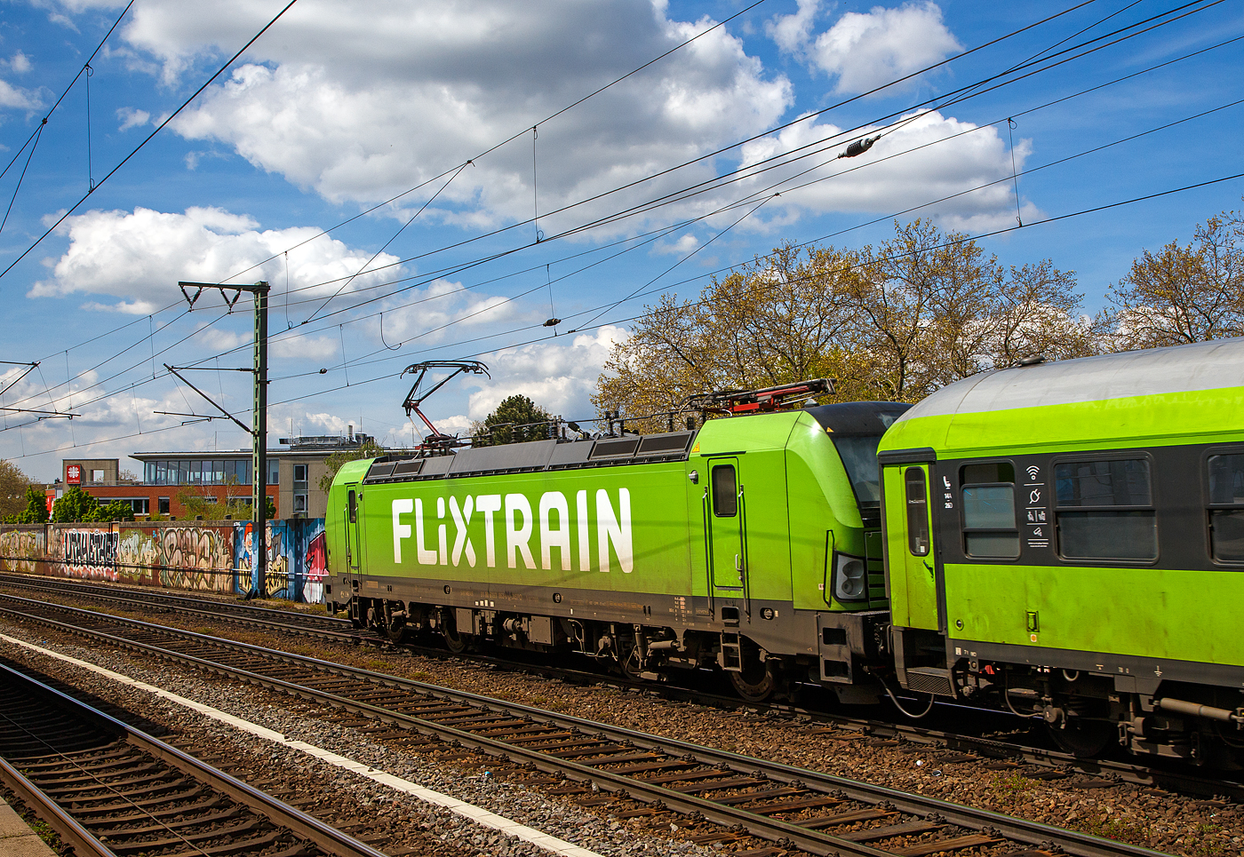 Die an die SVG - Schienenverkehrsgesellschaft mbH (Stuttgart) fr die FlixTrain Verkehre vermiete MRCE Dispolok X4 E – 862 bzw. 193 862-0 (91 80 6193 862-0 D-DISPO) rauscht am 30.04.2023 mit dem FlixTrain FLX 30 / Zugnummer 1230 (Berlin Hbf - Hannover Hbf - Essen Hbf - Kln Hbf - Aachen Hbf) durch den Bahnhof Kln-Ehrenfeld in Richtung Aachen.

Die Siemens Vectron AC wurde 2014 von Siemens Mobilitiy in Mnchen-Allach unter der Fabriknummer 21925 gebaut. Diese Vectron Lokomotive ist als AC – Lokomotive (Wechselstrom-Variante) konzipiert und zugelassen fr Deutschland und sterreich (D/A). Seit Juli 2020 ist sie an die SVG vermietet, die als Eisenbahnverkehrsunternehmen (EVU) unteranderem auch den Verkehr der FlixTrain Verbindungen durchfhrt.
	
Die Reisezugwagen werden von Firma Talbot-Services GmbH an die FlixTrain GmbH (einschl. Full Service) vermietet. Der lteste deutsche Hersteller von Schienenfahrzeugen, die Waggonfabrik Talbot in Aachen, gehrte von 1995 bis zum 30. Juni 2013 zu Bombardier Transportation und sollte geschlossen werden. Die neue Talbot Services GmbH hat den Standort bernommen und die Weiterbeschftigung fr ca. 240 Mitarbeiter ermglicht. Bei FlixTrain hat man sich in der Corona-Zwangspause zu einer radikalen Modernisierung entschlossen. 135 Waggons wurden von Grund auf saniert. Den Auftrag erhielt Talbot Services, auerdem bernehmen die Aachener fr mindestens 15 Jahre die gesamte Betreuung und Wartung der grnen Flixflotte. Das ist somit die Basisabsicherung des gesamten Unternehmens ber lange Zeit.
