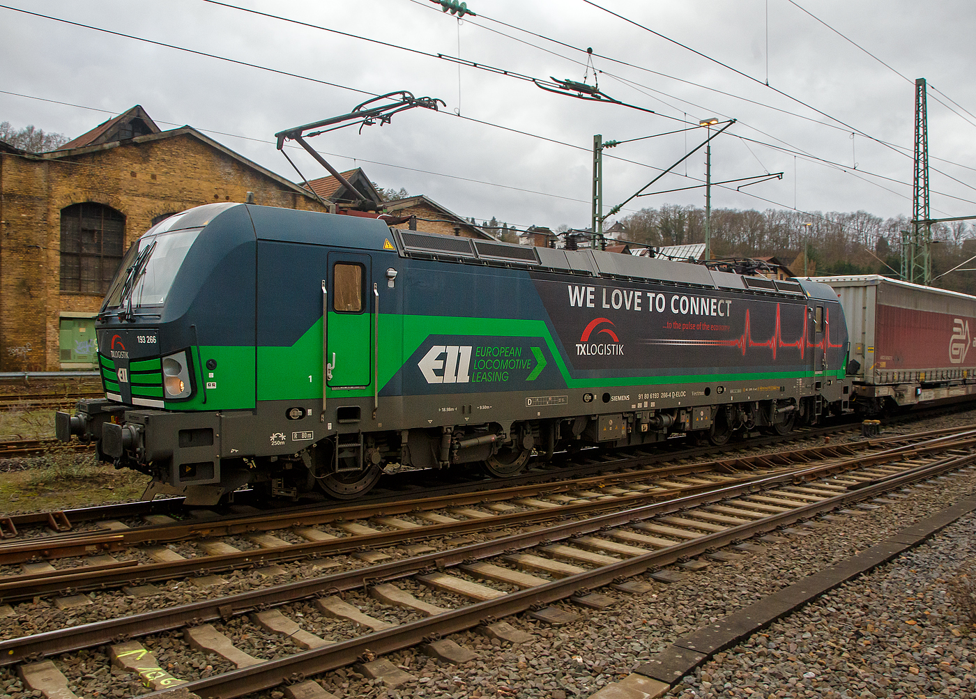 Die an die TX Logistik AG (Bad Honnef) vermietete Siemens Vectron AC 193 266 „We love to Connect“ (91 80 6193 266-4 D-ELOC) der European Locomotive Leasing (ELL), fährt am 30.01.2023 mit einem langen KLV-Zug über die Siegstrecke (KBS 460) durch Betzdorf (Sieg) in Richtung Siegen. Von dort aus geht es dann auf die Dillstrecke (KBS 445) in südlicher Richtung.

Die Siemens Vectron AC  wurde 2016 von Siemens Mobilitiy in München-Allach unter der Fabriknummer 22047 gebaut. Diese Vectron Lokomotive ist als AC – Lokomotive (Wechselstrom-Variante) mit 6.400 kW für eine Höchstgeschwindigkeit von 160 km/h konzipiert. Sie hat die Zulassungen für Deutschland, Österreich und Ungarn (D/A/H), für Rumänien ist sie wohl auch vorgesehen, aber RO ist noch durchgestrichen.