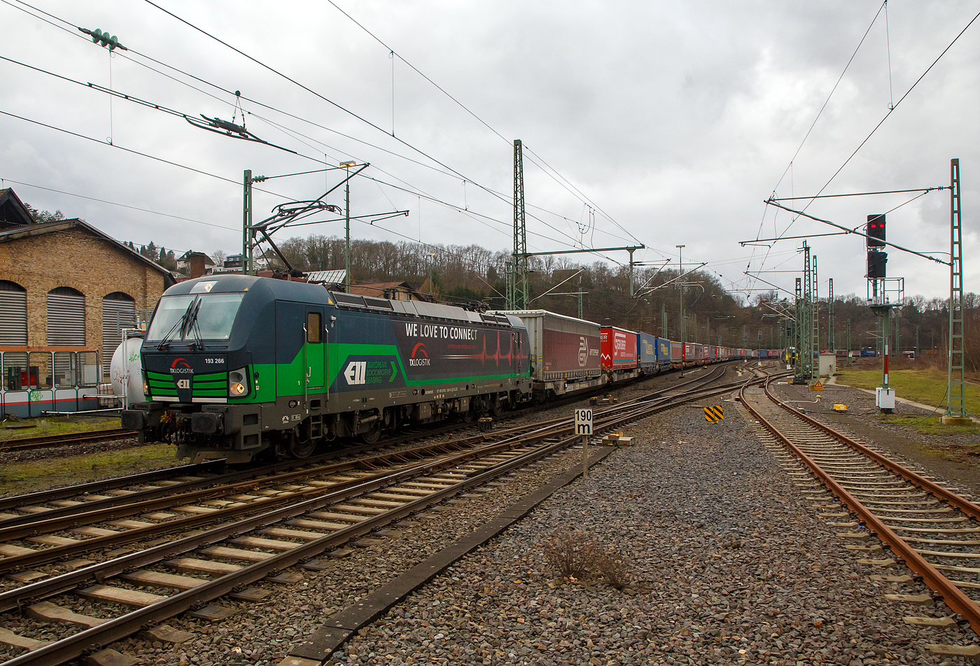 Die an die TX Logistik AG (Bad Honnef) vermietete Siemens Vectron AC 193 266 „We love to Connect“ (91 80 6193 266-4 D-ELOC) der European Locomotive Leasing (ELL), fährt am 30.01.2023 mit einem langen KLV-Zug über die Siegstrecke (KBS 460) durch Betzdorf (Sieg) in Richtung Siegen. Von dort aus geht es dann auf die Dillstrecke (KBS 445) in südlicher Richtung.

Die Siemens Vectron AC  wurde 2016 von Siemens Mobilitiy in München-Allach unter der Fabriknummer 22047 gebaut. Diese Vectron Lokomotive ist als AC – Lokomotive (Wechselstrom-Variante) mit 6.400 kW für eine Höchstgeschwindigkeit von 160 km/h konzipiert. Sie hat die Zulassungen für Deutschland, Österreich und Ungarn (D/A/H), für Rumänien ist sie wohl auch vorgesehen, aber RO ist noch durchgestrichen.