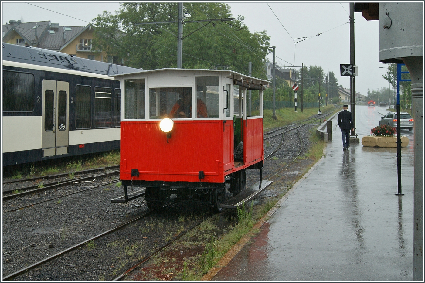 Die aufgearbeitete kleine RB (Réseau Breton) Draisine Dm 2/2 N° 3  Biniou  der Blonay-Chamby Bahn ist in Blonay auf Probefahrt, sie wird am Wochenende 7./8. Sept. offiziell wieder in Betrieb genommen und den Gästen präsentiert. 

Zudem ist die Dm 2/2 schon sehr lange bei der B-C, wie nachfolnde Ausführungen zeigen: 

Auf dem knapp 400 km langen Streckennetz der Bretagne standen rund fünfzehn Draisinen der Firma „Billard“, einem renommierten französischen Triebwagenhersteller, im Einsatz.
Eine ausgeklügelte Vorrichtung aus beweglichen Schienen, die auf einem Drehpunkt montiert werden, ermöglicht es, die Draisine umzudrehen, um die Fahrtrichtung zu ändern, oder auf einem Gleisabschnitt neben dem Hauptgleis zu parken, um das Gleis für Züge frei zu geben. 

Im Jahr 1968 holte Blonay-Chamby in Loudeac einige Fahrzeuge aus dem bretonischen Netz, da dieses abgebaut wurden. Da auf den Transportwaggons noch ein kleiner Platz frei war, wird im letzten Moment beschlossen, auch die am Bahnhof vorhandene Draisine Nr. 3 mitzunehmen.  Diese Draisine, in BC „Le Biniou“ genannt, wird für die ersten Wartungsarbeiten zwischen Blonay und Chamby und aber auch den Abbau der Strecke zwischen St-Légier und Châtel-St-Denis eingesetzt. Später wird sie nach einer Beschädigung außer Betrieb genommen. Etwa dreißig Jahre später erweckte die Ankunft eines neuen Mitglieds, eines pensionierten Automechanikers, dieses Fahrzeug wieder zum Leben. Da der ursprüngliche Motor vom Typ „Renault Frégate“ irreparabel war, wurde ein Peugeot J9-Motor daran angepasst.
(Übersetzt von einem Text von  J.D.Paré/Blonay-Chamby)   
Neuerdings revidiert, wird sie am 7.8. Sept. zum Einsatz kommen.
18. August 2024 