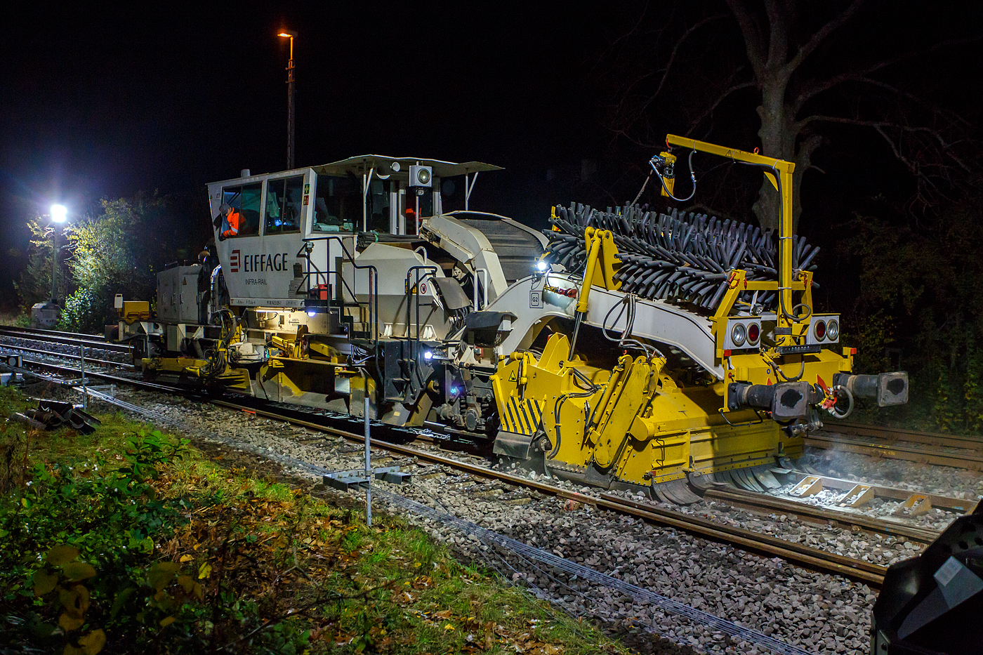 Die Baustelle Bahnhof Herdorf am Abend des 26 Oktober 2025 (ab 21:10 Uhr). Nach jedem Stopfdurchgang, wie hier von der P & T UNIMAT 09-4x4/4S E (eine Nivelier-, Hebe-, Richt- und Universalstopfmaschine), der neuen Weiche 3 folgt eine Schotterplaniermaschine. So ist es hier die Schnell-Schotterplaniermaschine SSP 110 SW, D-ERB 99 80 9425 039-1 der Eiffage Infra-Rail GmbH (Herne), ex 97 16 40 546 17-4 der Heitkamp GmbH Herne (spter Eiffage Rail), im Einsatz.

Der Schotterpflug wurde 1995 von der Deutschen Plasser unter der Fabriknummer 591 gebaut. 

TECHNISCEN DEATEN der Schotterplaniermaschine SSP 110 SW:
Spurweite: 1.435 mm (Normalspur)
Achsanzahl: 2
Lnge ber Puffer: 17.230 mm
Achsabstand: 8.100 mm
Eigengewicht: 37 t
Anhngelast: 20 t
Hchstgeschwindigkeit: 90 km/h
Zugelassen zur Mitfahrt:  3 Personen
Kleinster befahrbarer Kurvenradius:  R 120 m      
Zugelassen fr Streckenklasse: B1 und hher