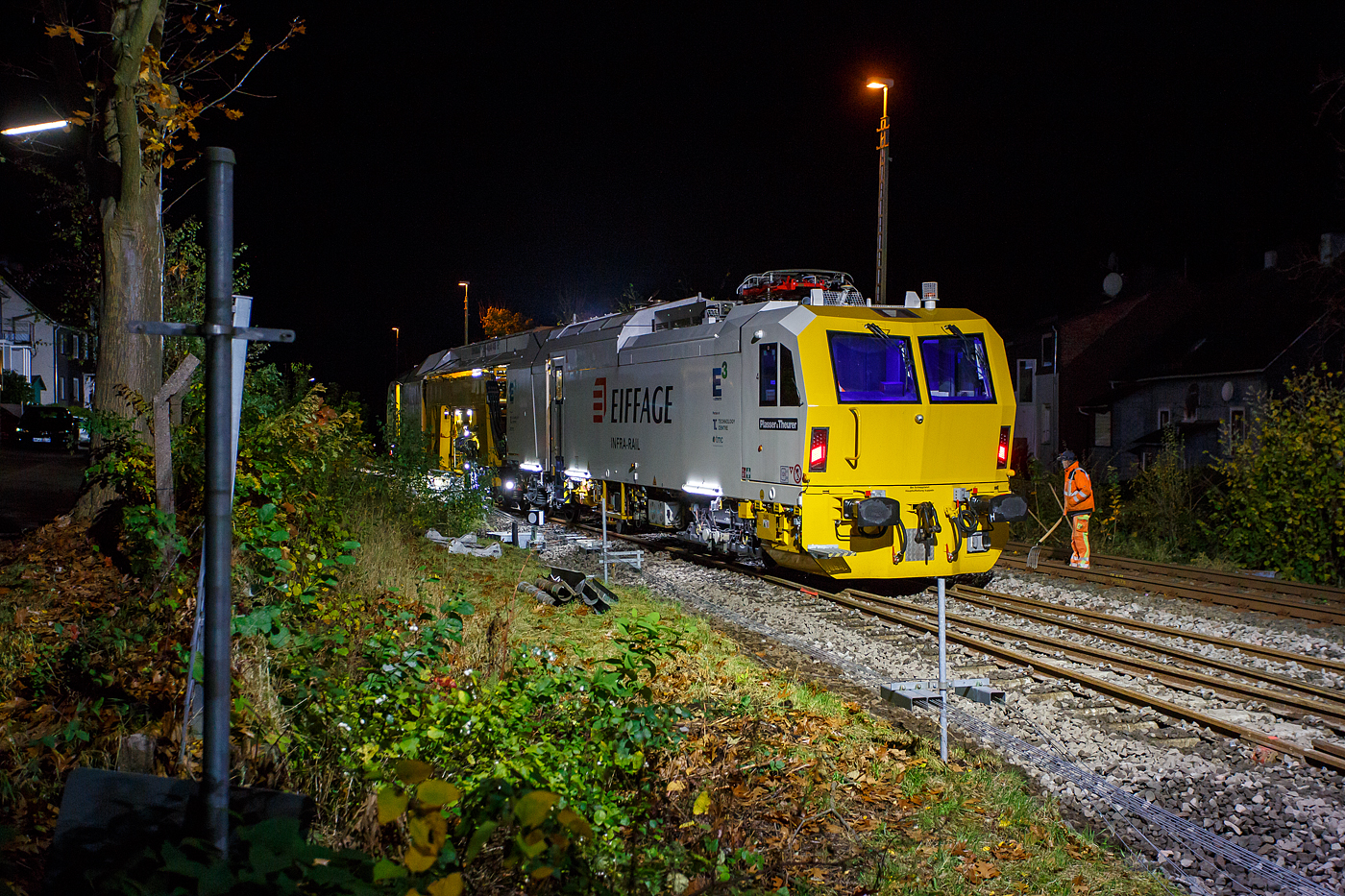 Die Baustelle Bahnhof Herdorf am Abend des 26 Oktober 2025, gegen 21:10 Uhr ist der erste Stopfdurchgang, an der neuen Weiche 3, beim Bahnhof/Stellwerk Herdorf Fahrdienstleiter (Hf), gemacht. Hier kam die recht neue Plasser & Theurer UNIMAT 09-4x4/4S E (A-PLA 99 81 9124 004-8), eine Universal-Weichenstopfmaschine mit Hybrid-Antriebstechnik, der Firma Eiffage Infra-Rail GmbH (Herne) zum Einsatz. Ob die Maschine nur von Eiffage Infra-Rail gemietet oder nun gekaut wurde ist mir nicht klar, aber eingestellt ist sie in sterreich ber Franz Plasser Vermietung von Bahnbaumaschinen GmbH.