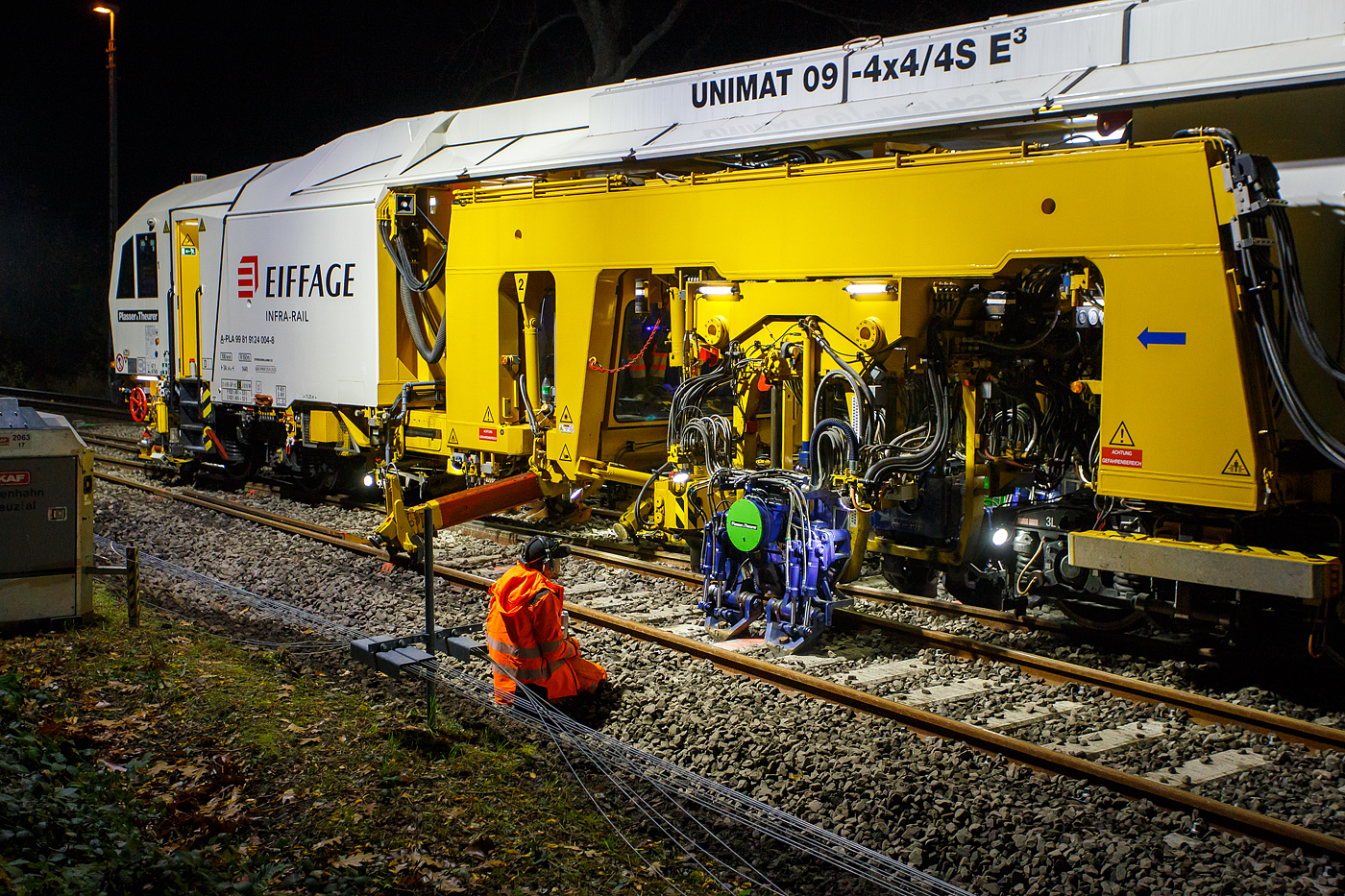 Die Baustelle Bahnhof Herdorf am Abend des 26 Oktober 2025, nun ab 20:40 Uhr wird die neue Weiche 3, beim Bahnhof/Stellwerk Herdorf Fahrdienstleiter (Hf), gestopft. Hier kam die recht neue Plasser & Theurer UNIMAT 09-4x4/4S E (A-PLA 99 81 9124 004-8), eine Universal-Weichenstopfmaschine mit Hybrid-Antriebstechnik, der Firma Eiffage Infra-Rail GmbH (Herne) zum Einsatz. Ob die Maschine nur von Eiffage Infra-Rail gemietet oder nun gekaut wurde ist mir nicht klar, aber eingestellt ist sie in sterreich ber Franz Plasser Vermietung von Bahnbaumaschinen GmbH.

Detailbild vom Stopfvorgang, hier kann am auch gut erkennen was u.a. eine Weichenstopfmaschine ausmacht, die Stopfpickel sind u.a. seitlich verschiebbar. 