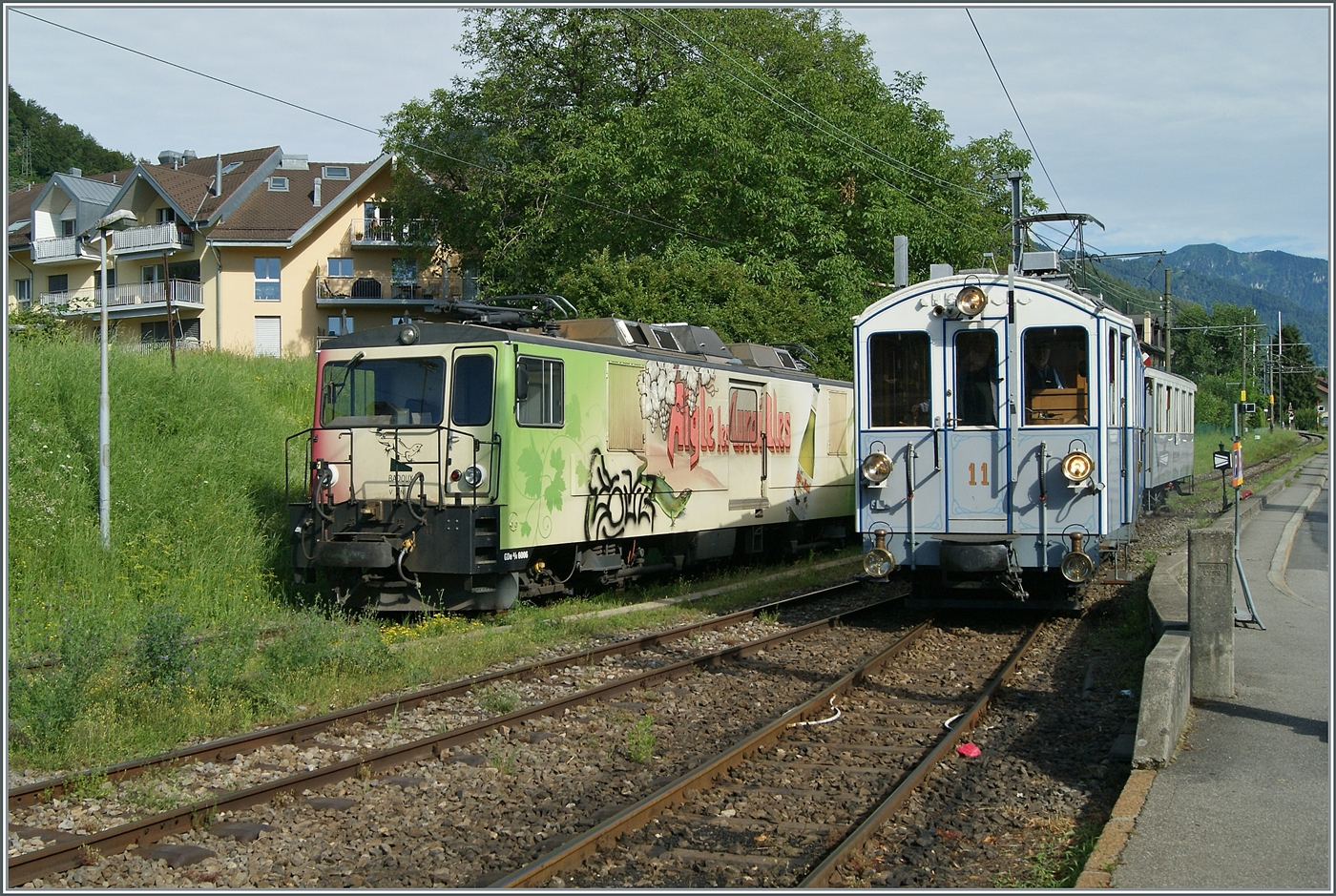 Die in Blonay abgestellte MOB GDe 4/4 6006 bietet einen schönen Hintergrund zum einfahrenden MOB BCFe 4/4 N° 11 der Blonay Chamby Bahn, der mit dem letzten Zug des Tages in den Bahnhof einfährt.

13. Juli 2024