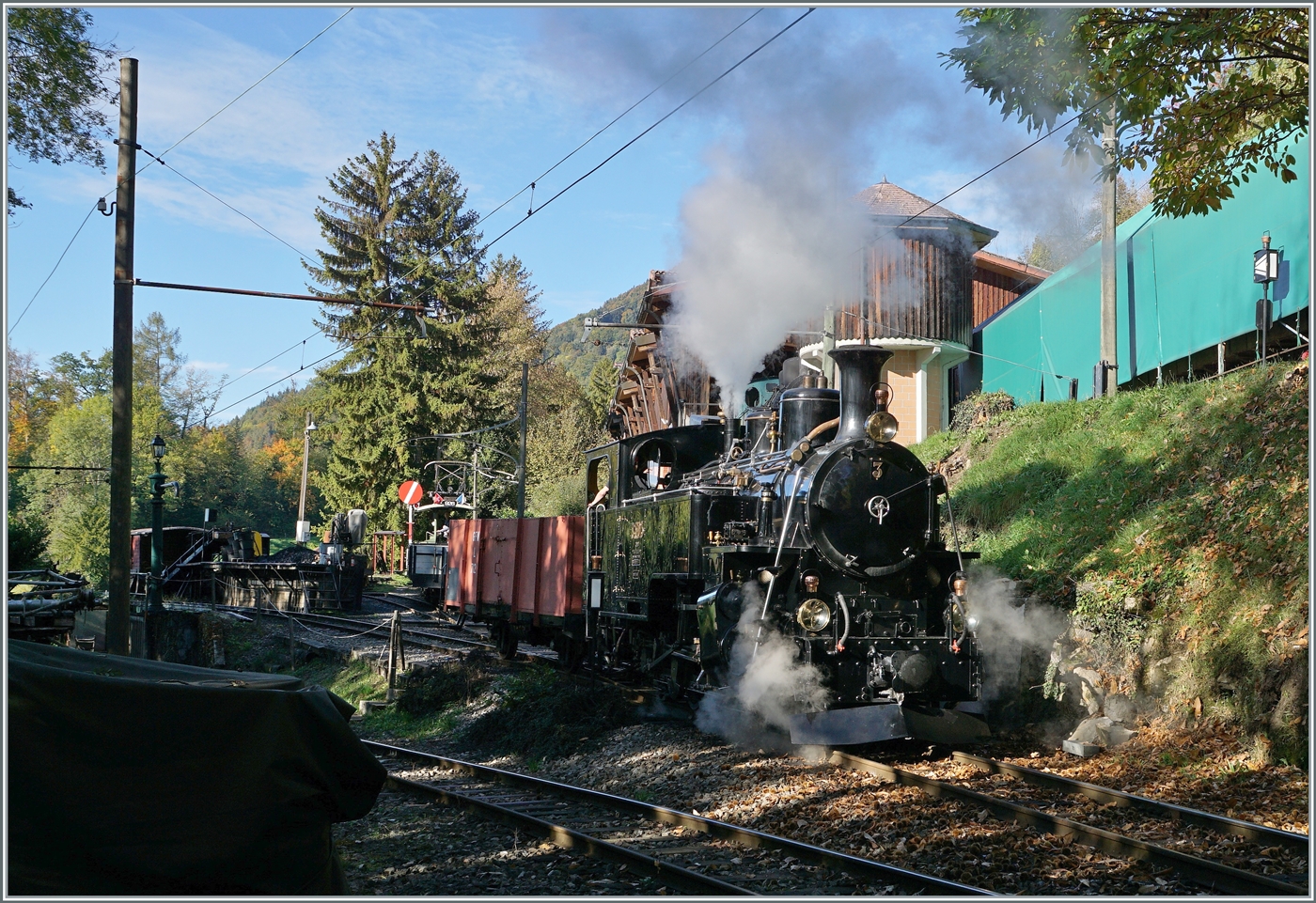 Die Blonay-Chamby BFD HG 3/4 N° 3 ist kaum in Chaulin angekommen, erwartet sei erneut ein Einsatz im Rangierdienst, diesmal müssen Kohlewagen ausetauscht werden. 

15. Okt. 2022