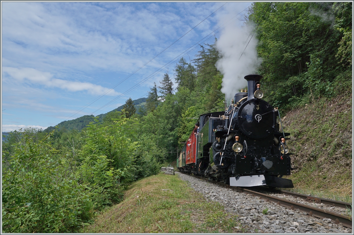 Die Blonay-Chamby BFD HG 3/4 N° 3 ist mit einem Reisezug zwischen Chaulin und Cahmby unterwegs.

6. Juni 2022