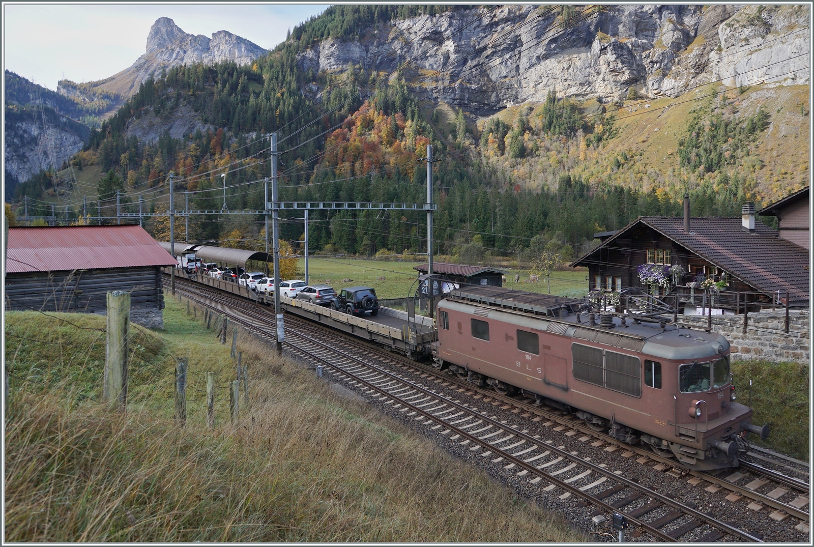 Die BLS Re 4/4 194 ist mit einem Autotunnel-Zug kurz nach der Abfahrt in Kandersteg auf dem Weg nach Goppenstein. 

11. Okt. 2022