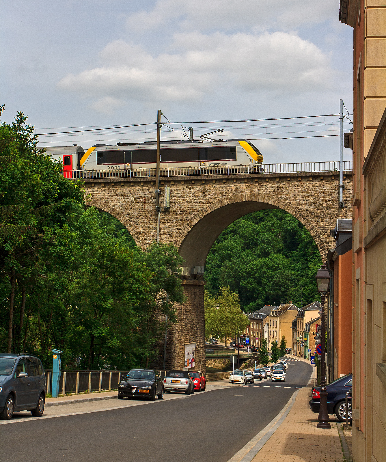 Die CFL 3012 zieht den IR 117 Liers - Luxembourg am 14 Juni 2013 über den  Clausener Viadukt in Richtung Bahnhof Luxemburg.