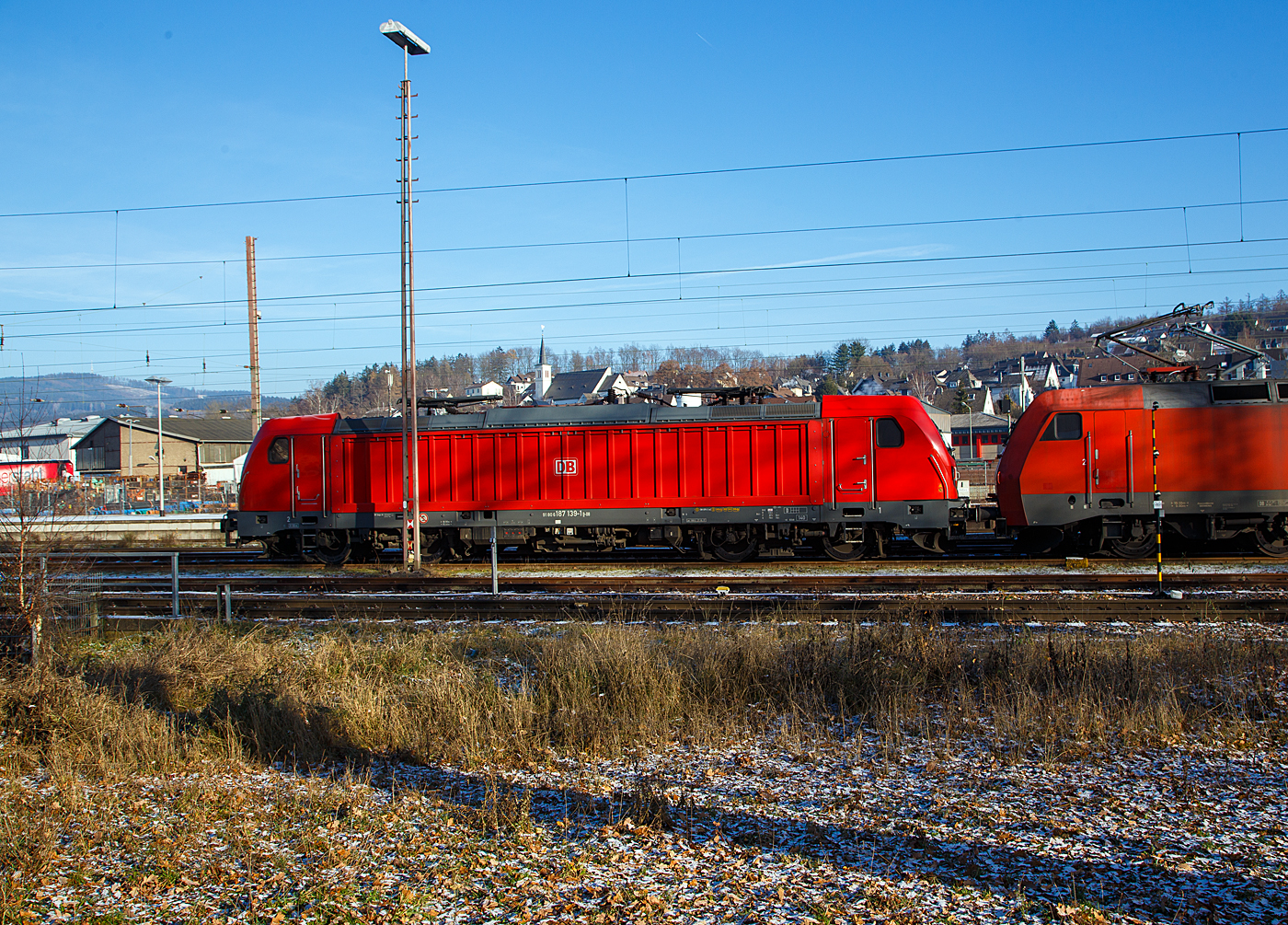 Die DB Cargo 187 139-1(91 80 6187 139-1 D-DB) der DB Cargo AG ist am 15.12.2022 in Kreuztal in der Abstellgruppe abgestellt, davor ist die 152 015-4.

Die Bombardier TRAXX F140 AC3 wurde 2017 von der Bombardier Transportation GmbH in Kassel unter der Fabriknummer  35436 gebaut.  Die TRAXX F140 AC3 Varianten der DB Cargo (BR 187.1) haben keine Last-Mile-Einrichtung. Die Höchstgeschwindigkeit beträgt 140km/h. Die Lokomotiven können in gemischter Mehrfachtraktion mit BR185 und BR186 eingesetzt werden.