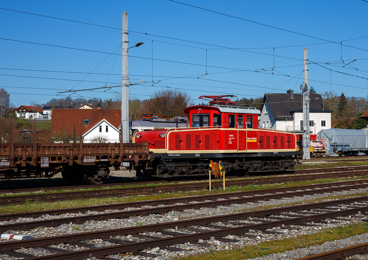 Die E-Lok E 20 006² (A-STH 91 81 1943 001-8) der der Stern & Hafferl Verkehrsgesellschaft m.b.H. (StH), ex SLB E 64, ex SAKOG E 27 001, ist am 04 April 2025, mit einem Güterzug, beim Bahnhof Vorchdorf-Eggenberg abgestellt. 

Die normalspurige Gleichstrom-E-Lok wurde 1952 von der SGP - Simmering-Graz-Pauker AG unter der Fabriknummer 52748, die elektrische Ausrüstung ist von ELIN. Sie wurde an die SAKOG (Salzach-Kohlen-Bergbau-Gesellschaft) - einem Unternehmen mit Stern&Hafferl-Beteiligung ausgeliefert. Die Lok erhielt nach dem Nummernschema der Stern&Hafferl die Bezeichnung E 27.001 (27 für SAKOG) und trug mit einer bauartgleichen Lokomotive (E 27.002) die Hauptlast des umfangreichen Güterverkehrs auf der 1951 eröffneten Lokalbahn Bürmoos - Trimmelkam.

Zwischendurch gab es auch immer wieder Einsätze auf anderen, normalspurigen Lokalbahnen der Stern&Hafferl - Gruppe, so auf der Linzer Lokalbahn (LILO) und der Lokalbahn Lambach - Vorchdorf (LV). Mit Einstellung des Kohlebergbaus der SAKOG wurde Bahnstrecke und Lokomotive per 01.01.1994 an die SLB verkauft und erhielt dort die Nummer E 64. Zwei Jahrzehnte diente die Lok als unverwüstlicher  Büffel  im Verschub.

Am 28. Oktober 2019 verließ die Lokomotive E 64 der Salzburger Lokalbahnen (SLB) im Schlepp der Stern&Hafferl-Diesellok V 20.011 (ex Tegernseebahn) ihren bisherigen Eigentümer in Salzburg Itzling. Damit kehrt die Lok in den Schoß des Stern&Hafferl-Imperiums zurück, dem sie bereits von 1952 bis 1993 gedient hatte.

TECHNISCHE DATEN (der ex SLB 64, 61-63 weichen ab):
Hersteller: SGP (Mechanik), Elin (Elektrik)
Baujahr: 1952
Spurweite: 1.435 mm (Normalspur)
Achsfolge: Bo‘Bo‘
Länge über Puffer 11.900 mm
Fahrzeughöhe mit Dachaufbauten 3.475 mm
Fahrzeugbreite 2.700 mm
Drehzapfenabstand: 5.600 mm
Achsstand im Drehgestell: 2.800 mm
Raddurchmesser 900 mm
Leergewicht: 44.800 kg
Höchstgeschwindigkeit: 50 km/h
Leistung: 4 x 66 kW (ELIN - Halbspannungsmotoren)
Stundenleistung: 264 kW
Stundenzugkraft: 61 kN
Übersetzung: 1:5,661
Kleinster zulässiger Bogenradius: R 50 m
Fahrdrahtspannung: 1.000 V=
Steuerung: elektrisch pneumatische Schützensteuerung 
Fahrstufen: 17
Stromabnehmer: 1 Einholmstromabnehmer