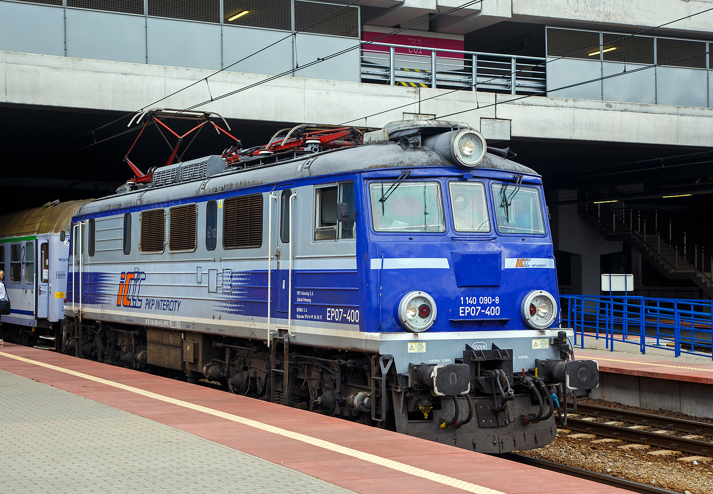 Die EP 07 – 400  (91 51 1 140 090-8 PL-PKPIC) der PKP Intercity, ex PKP EU07-400, am 25 Juni 2017 im Hauptbahnhof Posen (Poznań Główny) mit dem TLK 56134 von Wrocław Glowna via Gdańsk (Danzig) nach Gdynia Glowna / Gdingen Hbf (von 1939–1945 Gotenhafen bekannt), eine Hafenstadt in der Danziger Bucht (Polen).

Die Lok vom Typ HCP 303E wurde1986 von der H. Cegielski – Poznań S.A. (HCP) im polnischen Posen unter der Fabriknummer 303E-300 gebaut und an die PKP geliefert. Im Jahr 1996 erfolgte der Umbau zur EU07-400, hierzu wurde das Getriebe von einem Übersetzungsverhältnis von 79:18 auf ein solches von 76:21 umgebaut. 

Die Zuggattung TLK - Twoje Linie Kolejowe ist die Antwort der PKP Intercity auf die steigenden Erwartungen der Fahrgäste gegenüber den Fernzügen, die von ihrem Transportunternehmen vor allem günstige Fahrkartenpreise erwarten, ein breites Sortiment an Sonderangeboten sowie eine angemessene Anzahl der Verbindungen mit Halt an Unterwegsbahnhöfen erwarten. Auf diese Weise kann der Fahrgast mit TLK günstig und bequem reisen.

Die ersten TLK Züge, die das günstige Reisen unterstützen sollten, kamen im Jahr 2005 auf die Gleise. Am 1. Januar 2011 wurde der Name der Marke geändert, von Tanie Linie Kolejowe (deutsch: Billige Bahnstrecke) in Twoje Linie Kolejowe (deutsch: Deine Bahnstrecke), ab dem 19. März 2013 wurde, um den Reisenden höheren Komfort bieten zu können, die vollständige Platzreservierung in allen Wagen der Züge TLK eingeführt (der Preis für die „Platzreservierung” ist im Ticketpreis inbegriffen).

