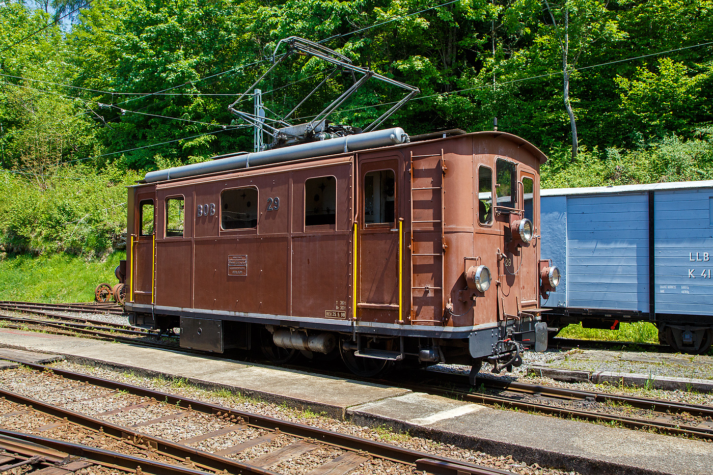 Die ex BOB HGe 3/3 29 der Museumsbahn Blonay–Chamby rangiert  am 27.05.2023 im Museumsareal in Chaulin.

Die elektrischen Lokomotiven für den gemischten Zahnrad- und Adhäsionsbetrieb HGe 3/3 29 wurde 1926 von der SLM - Schweizerische Lokomotiv- und Maschinenfabrik in Winterthur unter der Fabriknummer 3127gebaut, der elektrische Teil wurden von der MFO - Maschinenfabrik Oerlikon geliefert.

Die Berner Oberland-Bahn (BOB) ist eine Schmalspurbahn im Berner Oberland in der Schweiz. Sie führt von Interlaken Ost über Zweilütschinen nach Lauterbrunnen beziehungsweise Grindelwald. Diese Meterspurbahn wurde am 1. Juli 1890 eröffnet  und am 17. März 1914 elektrifiziert. Im Jahr 1914 wurden acht Elektrolokomotiven für den gemischten Zahnrad- und Adhäsionsbetrieb (HGe 3/3 21 bis 28) in Dienst gestellt, um die Dampftraktion zu ersetzen. Die HGe 3/3 Nr. 29 wurde 1928 zur Stärkung des Parks erworben. Sie wurden bis Mitte der 1960er Jahre genutzt, danach wurden einige davon in Reserve gehalten. Die HGe 3/3 29 wurde 2014 an Blonay-Chamby verkauft.

Diese elektrischen Lokomotiven für den gemischten Zahnrad- und Adhäsionsbetrieb der Baureihe HGe 3/3 prägten jahrelang das Erscheinungsbild der Berner Oberland-Bahn. 

Mit den HGe 3/3 wurde das bewährte Konzept der zehn vorhandenen Dampflokomotiven HG 3/3 mit getrenntem Adhäsions- und Zahnradantrieb übernommen. Ein starker Elektromotor wirkte auf die drei mit Stangen gekuppelten Achsen im Adhäsionsantrieb. Ein zweiter baugleicher Motor diente als Antrieb des Treibzahnrads. Das zweite Zahnrad war nicht angetrieben und fungierte als Bremszahnrad. Während im Adhäsionsbetrieb ein Elektromotor verwendet wurde, standen im Zahnradbetrieb beide Motoren in Serie geschaltet im Einsatz. Auch war eine Widerstandsbremse eingebaut.

Typisches äußeres Merkmal der meterspurigen HGe 3/3 21 bis 28 und der nachgelieferten HGe 3/3 29 war ein wuchtiger Pantograf mit zwei weit voneinander angebrachten Schleifstücken.

Nachdem an den Lokomotiven 21 bis 28 verschiedene kleinere Verbesserungen vorgenommen wurden, wurde 1926 eine weitere Lokomotive, diese 29, in einer in weiteren Details verbesserten Ausführung nachbeschafft. Äußerlich ist die nachbeschaffte Lokomotive daran zu erkennen, dass das mittlere Frontfenster gegenüber den beiden seitlichen Frontfenstern sichtbar erhöht ist.

Nach der Inbetriebnahme der elektrischen Personen- und Gepäck-Triebwagen MOB ABDeh 4/4 301 bis 303 im Jahre 1949 wurden die Lokomotiven ins zweite Glied verdrängt. Mit der kontinuierlichen Lieferung weiterer Triebwagen sowie der Bildung von Pendelzügen wurden die Lokomotiven auch wegen der geringen Höchstgeschwindigkeit immer weniger eingesetzt, Stück für Stück ausgemustert und dann abgebrochen. Letztmals waren die beiden noch vorhandenen Lokomotiven HGe 3/3 24 und HGe 3/3 29 im Jahre 2013 fahrplanmäßig vor Sonder- und Dienstzügen im Einsatz.

TECHNISCHE DATEN:
Spurweite: 1.000 mm
Achsfolge: Cz
Zahnstangensystem: Riggenbach
Länge über Puffer: 8.240 mm
Achsabstand: 2 x 1.750 = 3.500 mm
Treibraddurchmesser:  910 mm
Leergewicht: 36,5 t
Leistung: 2 x 150 kW = 300 kW (420 PS), bei Adhäsion 150 kW
Übersetzung: Adhäsion 1:4.27 / Zahnrad 1:6.00
Höchstgeschwindigkeit: 40 km/h (Adhäsion) / 15 km/h (Zahnrad)
Anhängelast: 125 t auf 25 ‰; 85 t auf 90 ‰ nach Lauterbrunnen; 60 t auf 120 ‰ nach Grindelwald
Stromsystem: 1:500 V DC (Gleichstrom)