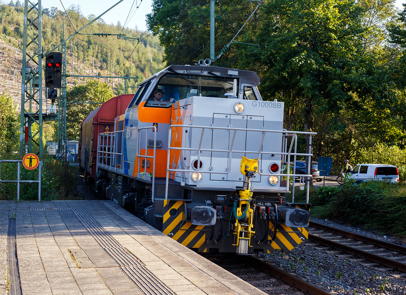 Die KSW 47 (92 80 1271 027-5 D-KSW), ex D 2 der HFM, eine Vossloh G 1000 BB der KSW (Kreisbahn Siegen-Wittgenstein), fährt am 17 September 2024 mit einem Übergabegüterzug (leere Wagen) durch Kirchen/Sieg in Richtung Siegen. Der Zug kam vom KSW-Rangierbahnhof in Herdorf (Betriebsstätte FGE -Freien Grunder Eisenbahn), nach dem Umsetzten in Betzdorf(Sieg), ging es dann über Siegen zum Rangierbahnhof der DB in Kreuztal.

Die Lok wurde 2008 unter der Fabriknummer 5001673 bei Vossloh in Kiel gebaut, 2009 ging sie zur kundenspezifische Anpassung zum Service-Zentrum Moers und erst am 16.07.2010 erfolgte die Auslieferung an HFM Managementgesellschaft für Hafen und Markt mbH in Frankfurt (Main)  D 2  (92 80 1271 027-5 D-HFM). Am 31.10.2016 ging sie dann an die Kreisbahn Siegen-Wittgenstein (KSW). Die Lok ist hier mit Rangierkupplungen vom Typ RK 900 ausgestattet.

Nochmals einen lieben Gruß an das KSW-Personal zurück.