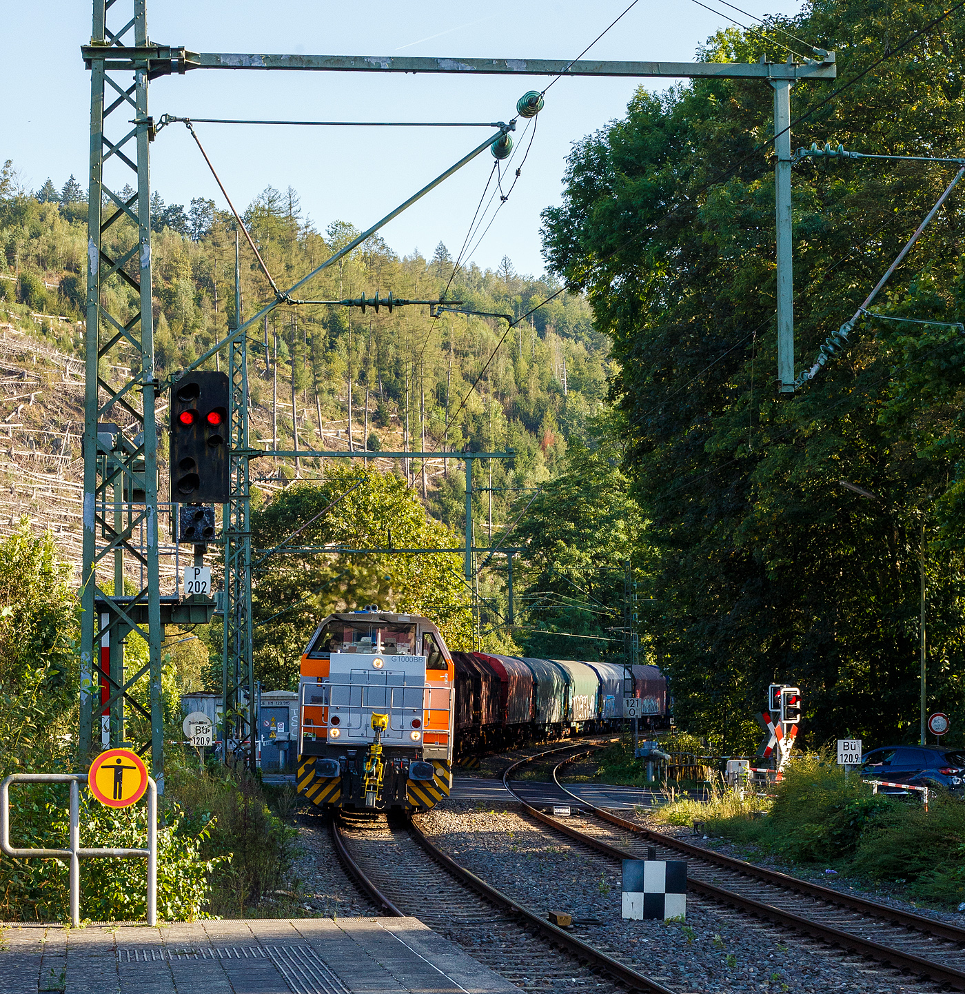 Die KSW 47 (92 80 1271 027-5 D-KSW), ex D 2 der HFM, eine Vossloh G 1000 BB der KSW (Kreisbahn Siegen-Wittgenstein), fhrt am 17 September 2024 mit einem bergabegterzug (leere Wagen) durch Kirchen/Sieg in Richtung Siegen. Der Zug kam vom KSW-Rangierbahnhof in Herdorf (Betriebssttte FGE -Freien Grunder Eisenbahn), nach dem Umsetzten in Betzdorf(Sieg), ging es dann ber Siegen zum Rangierbahnhof der DB in Kreuztal.

Die Lok wurde 2008 unter der Fabriknummer 5001673 bei Vossloh in Kiel gebaut, 2009 ging sie zur kundenspezifische Anpassung zum Service-Zentrum Moers und erst am 16.07.2010 erfolgte die Auslieferung an HFM Managementgesellschaft fr Hafen und Markt mbH in Frankfurt (Main)  D 2  (92 80 1271 027-5 D-HFM). Am 31.10.2016 ging sie dann an die Kreisbahn Siegen-Wittgenstein (KSW). Die Lok ist hier mit Rangierkupplungen vom Typ RK 900 ausgestattet.

Nochmals einen lieben Gru an das KSW-Personal zurck.