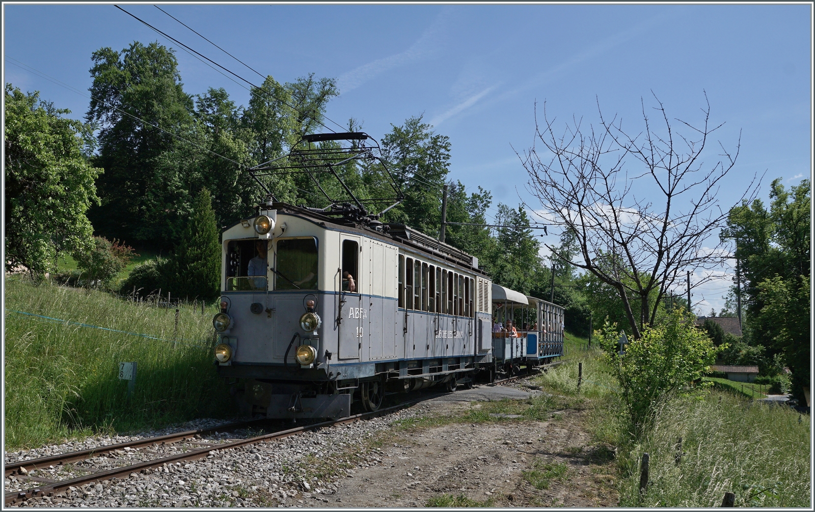 Die Leukerbadbahn (LLB)  ABFe 2/4 erreicht mit ihrem  open-air Zug die Haltstelle Cornaux.

21. Mai 2022