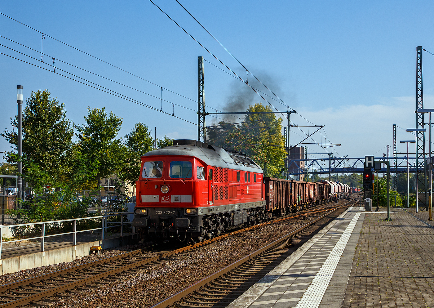 Die Ludmilla 233 322-7 (92 80 1233 322-7 D-DB) der DB Cargo, ex DB 232 322-8, ex DR 132 322-9, fährt am 19.09.2018 mit einem Güterzug durch den Hauptbahnhof Brandenburg an der Havel.

Die V 300 wurde 1975 von LTS (Luhanskyj Teplowosobudiwnyj Sawod auch bekannt als Lokomotivfabrik Lugansk (ehemals Woroschilowgrad)) unter der Fabriknummer 0536 gebaut und als 132 322-9 an die Deutsche Reichsbahn (DR) geliefert. Zum 01.01.1992 erfolgte die Umzeichnung in DR 232 322-8  und zum 01.01.1994 dann in DB 232 322-8. Im Jahre 2002 erfolgte dann der  Umbau und Remotorisierung mit neue zwölfzylinder Dieselmotor: 12D49M im Ausbesserungswerk Cottbus, so erfolgte zum 06.11.2002 die Umzeichnung in DB 233 322-7.