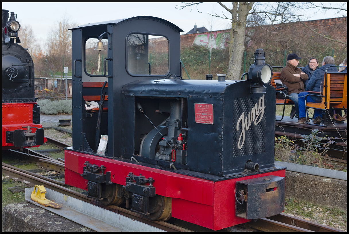 Die MFLL Lok 6, eine Jung EL110, wurde ursprünglich an eine Firma in Rotterdam mit einer Spurweite von 900mm geliefert. 1995 erwarb die Museumsfeldbahn Leipzig-Lindenau e.V. die kleine Lok und baute sie auf 800mm Spurweite um. Bei den Glühweinfahrten am 29.12.2023 konnte sie am Museumsbahnhof fotografiert werden.
