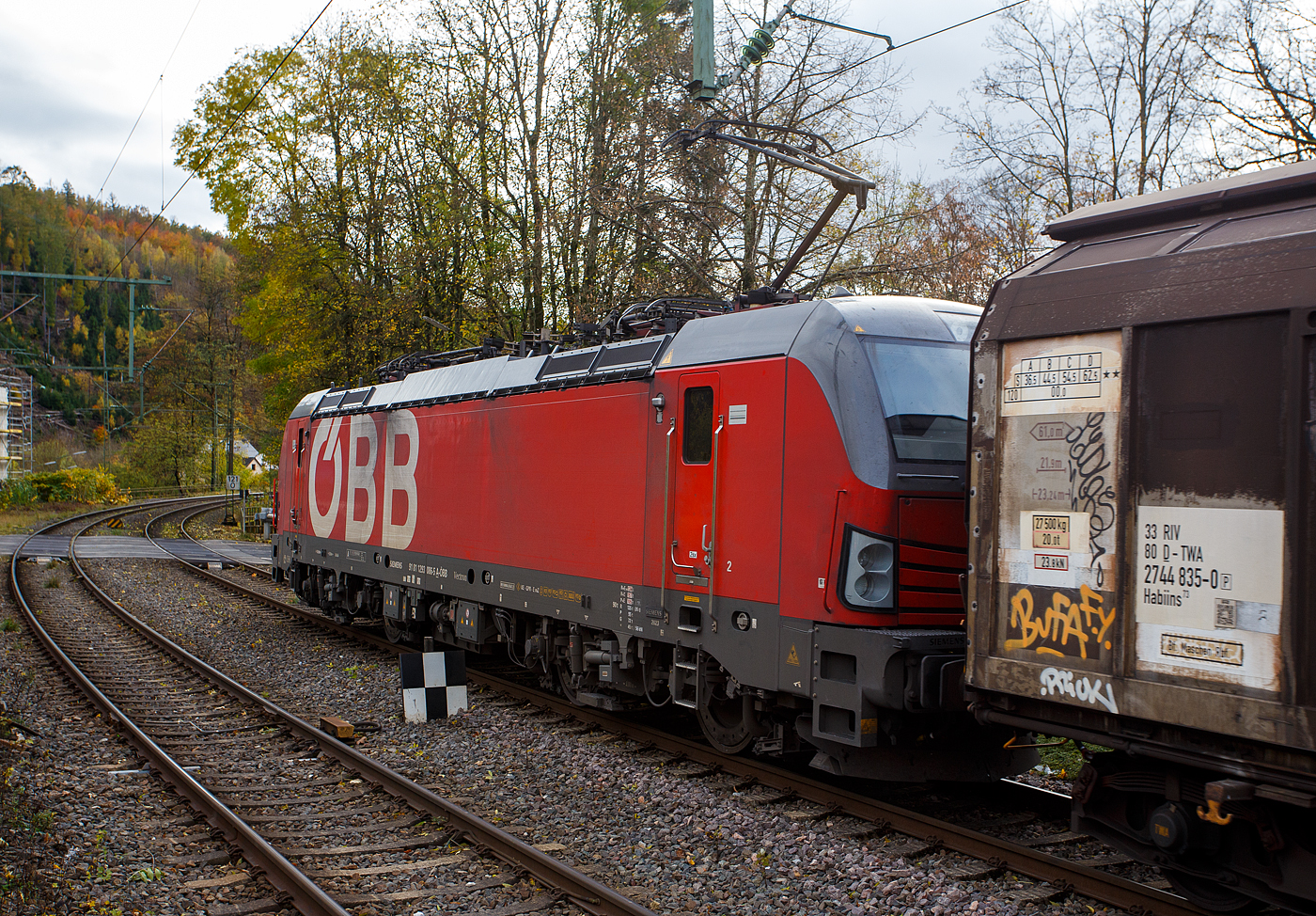 Die ÖBB 1293 086 (91 81 1293 086-5 A-ÖBB), eine Siemens Vectron MS (X4E) in der Variante A35-1a (Länderpaket) der ÖBB-Produktion GmbH, fährt am 29 Oktober 2025 mit einem langen gedeckten Güterzug (Schiebewandwagen der Gattung Habbiins 14) durch den Bahnhof Kirchen (Sieg) in Richtung Köln.

Die SIEMENS Vectron MS / X4E wurde 2023 von Siemens in München-Allach unter der Fabriknummer 23331 und an die ÖBB - Österreichische Bundesbahnen (ÖBB-Produktion GmbH) geliefert. Sie ist in der Variante A35-1a ausgeführt und hat so die Zulassungen für A, D, I, SLO, CZ, SK, H, PL und HR. Von der Variante A35 hat die ÖBB insgesamt 123 Loks (1293 001-123).
