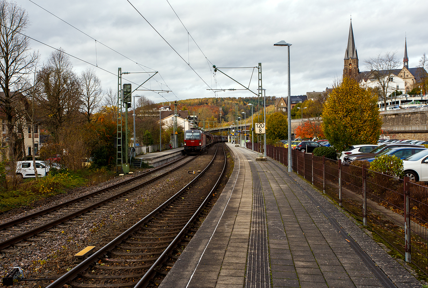 Die ÖBB 1293 086 (91 81 1293 086-5 A-ÖBB), eine Siemens Vectron MS (X4E) in der Variante A35-1a (Länderpaket) der ÖBB-Produktion GmbH, fährt am 29 Oktober 2025 mit einem langen gedeckten Güterzug (Schiebewandwagen der Gattung Habbiins 14) durch den Bahnhof Kirchen (Sieg) in Richtung Köln.

Die SIEMENS Vectron MS / X4E wurde 2023 von Siemens in München-Allach unter der Fabriknummer 23331 und an die ÖBB - Österreichische Bundesbahnen (ÖBB-Produktion GmbH) geliefert. Sie ist in der Variante A35-1a ausgeführt und hat so die Zulassungen für A, D, I, SLO, CZ, SK, H, PL und HR. Von der Variante A35 hat die ÖBB insgesamt 123 Loks (1293 001-123).
