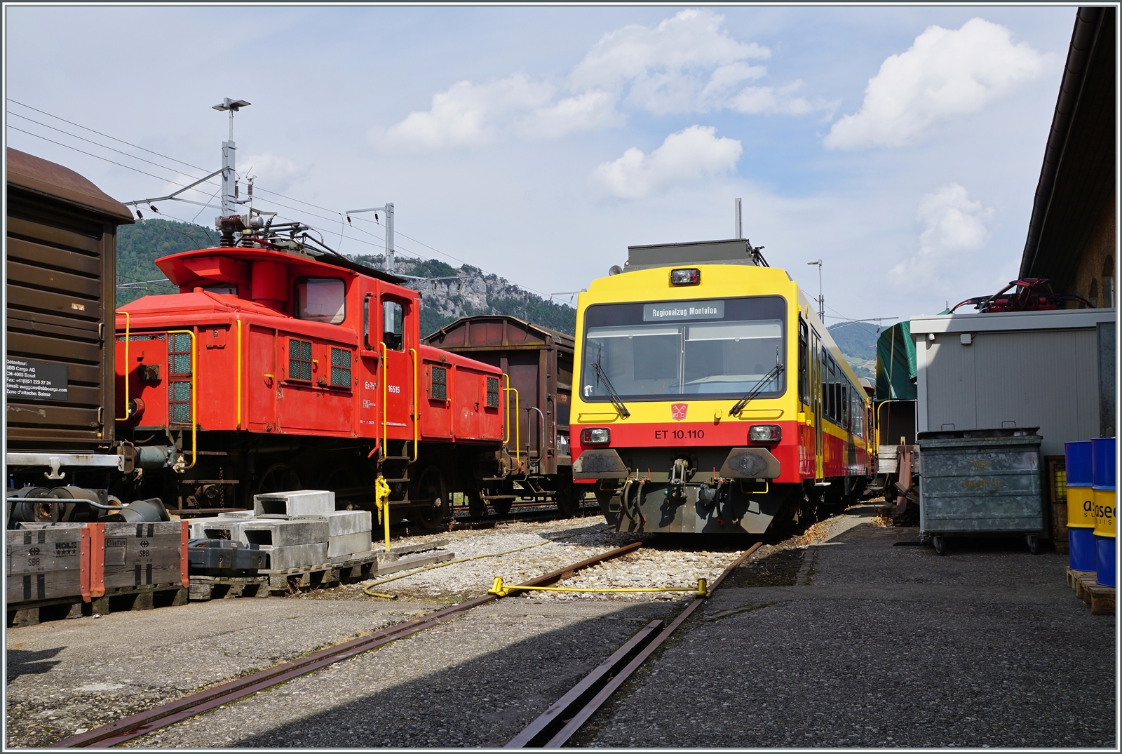 Die OeBB hat den Montafonerbahn ET 10.110 (und ET 10.109) erworben. Leider ist es nicht ganz einfach von dem zwischen verschiedenen Fahrzeugen und Gebäuden abgestellten gut zwanzig jährigen Stadler Triebwagen ein Bild zu bekommen. 
Links im Bild nochmals die Mehrstrom Ee 3/3 II 16515. 
30. August 2022