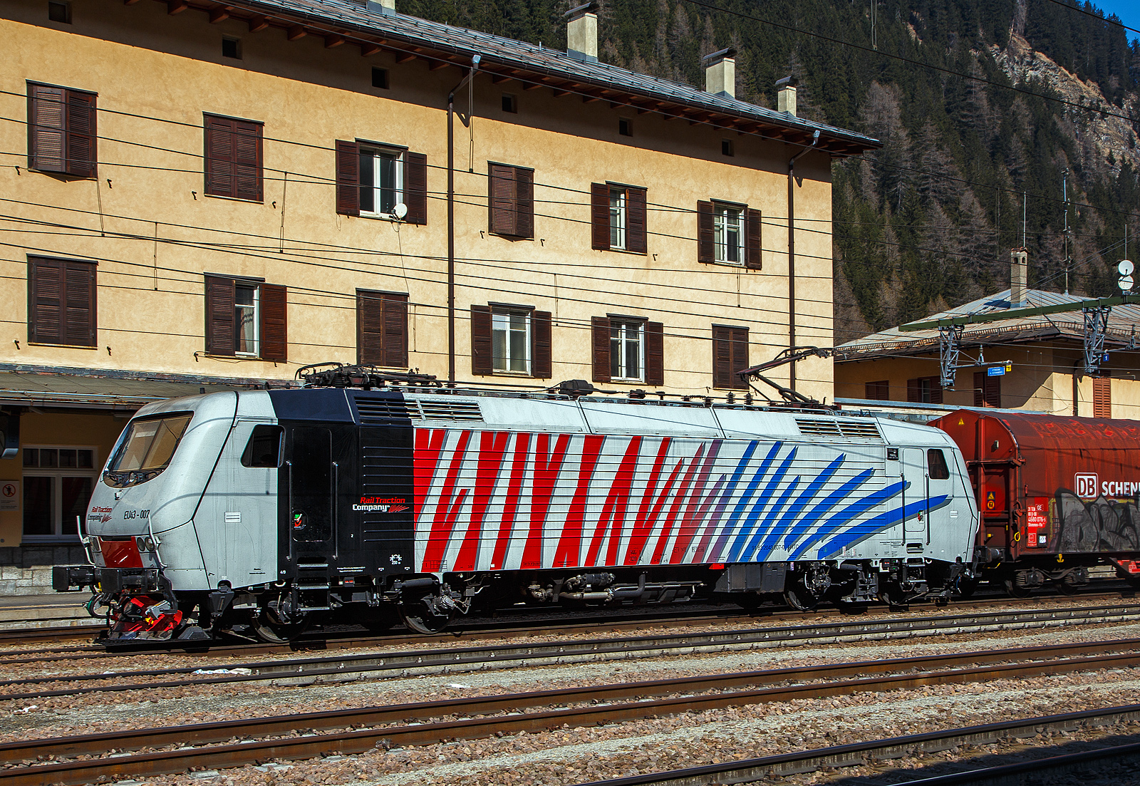 Die RTC - Rail Traction Company EU43 - 007 (91 83 2043 007-0 I-RTC) steht am 26.03.2022, mit einem gemischten Güterzug, im Bahnhof Brenner / Brennero zur Abfahrt in Richtung Verona bereit.

Die Lok vom Typ Adtranz 112E wurde 2001 von Bombardier (ex Adtranz-Pafawag) in Wrocław (Breslau), unter Fabriknummer 112E 07 gebaut. Sie, wie weitere 7 Loks, waren eigentlich für die Lieferung an die polnische PKP - Polskie Koleje Państwowe (als PKP EU43) vorgesehen, der Verkauf scheitere aus finanziellen Gründen seitens der PKP. Die 8 polnischen Loks wurden dann an die italienische Privatbahngesellschaft RTC (Rail Traction Company) verkauft, die polnische Bezeichnung EU43 wurde später an Lokomotiven der TRAXX-Variante MS2 vergeben. 

Die Loks der Baureihe EU43 vom Typ Bombardier 112E sind ähnlich denen der ab 1996 vom damaligen Hersteller ABB Tecnomasio in Vado Ligure (Italien) gebauten 20 Brennerloks der FS Baureihe E.412 (Adtranz 112E). Die E.412 haben z.B. das Führerpult wie in Italien üblich links und nicht wie die für Polen vorgesehenen EU43 rechts, daher sind beide in Italien als unterschiedlichen Baureihen eingeordnet.

Auch wenn die Lok nur zwei Stromabnehmer der Bauart WBL 85 haben, sind es elektrische Mehrsystemlokomotiven für 15 kV, 16,7 Hz Wechselstrom und 3 kV bzw. 1,5 kV Gleichstrom. Jeeils ein Stromabnehmer ist für Gleichspannung (Führerstand A, italienische Palette) und einer für Wechselspannung (Führerstand B, deutsch-österreichische Palette). Die Lokomotiven verfügt über eine elektrische Nutzbremse. 

Ursprünglich war für beide Baureihen die Zulassung für Österreich und Deutschland vorgesehen. Die ÖBB hatte zunächst die Zulassung verweigert und erst 2006 erteilt.

Geschichte:
Im Jahr 1993 gaben die FS im Zuge der wachsenden internationalen Aktivitäten der europäischen Bahngesellschaften Mehrsystemlokomotiven in Auftrag, die sowohl im italienischen 3-kV-Gleichstromnetz als auch im Süden von Frankreich (1,5 kV =) und insbesondere für den Brennerverkehr auch im österreichischen und deutschen Netz (15 kV, 16,7 Hz) einsetzbar sein sollte. Die Lokomotiven sollten sowohl für schnelle EuroCity-Züge als auch für den Güterverkehr einsetzbar sein. Die vier Prototyp-Lokomotiven wurden ab 1996 vom damaligen Hersteller ABB Tecnomasio (heute Alstom) in Vado Ligure, Italien, gebaut. Dieses Werk produziert nahezu ausschließlich für den italienischen Markt.

Technik:
Die Lokomotiven laufen auf Drehgestellen mit Integriertem Gesamtantrieb (IGA), der auch bei den Lokomotiven der DB-Baureihe 101 und den italienischen E405 vorhanden ist, die Stromrichter ähneln denen der SBB Re 460. Für den Antrieb werden Doppelsternmotoren verwendet, was Drehstrom-Asynchronmotoren mit zwei Wicklungssystemen in Sternschaltung im selben Gehäuse sind – eine eher unübliche Schaltung.

Der geschweißte Wagenkasten in Stahlleichtbaukonstruktion stützt sich über Flexicoil-Schraubenfedern auf die Drehgestelle ab. Die Seitenwände aus Aluminium sind zur Erhöhung der Steifigkeit gesickt. Der estergekühlte Transformator ist wie bei Neubaulokomotiven üblich unterflur angeordnet. Die Lokomotive ist mit Gruppenantrieb ausgeführt, wobei eine Antriebsgruppe aus einer Achse aus dem Drehgestell 1 und einer aus dem Drehgestell 2 besteht, eine ebenfalls unübliche Anordnung.

Die Lokomotiven verfügt über eine elektrische Nutzbremse. Es sind zwei Einholmstromabnehmer der Bauart WBL 85 vorhanden, je einer für Gleichspannung (Führerstand A, italienische Palette) und Wechselspannung (Führerstand B, deutsch-österreichische Palette).

In der Lokomotive sind zwei Stromrichter angeordnet. Unter Wechselstromsystemen wird die sekundärseitige Spannung des Haupttransformators in einem Vierquadrantensteller (4QS) in eine Gleichspannung umgewandelt, welche in einen Gleichstromzwischenkreis eingespeist wird. Unter den Gleichstromsystemen erfolgt die Speisung des Zwischenkreises direkt aus der Fahrleitung.

Die Pulswechselrichter wandeln den Gleichstrom des Zwischenkreises in Dreiphasenwechselstrom zur Speisung der Fahrmotoren um. Im Gleichstromnetz sind zwei Pulswechselrichter in Serie geschaltet, die je ein Wicklungssystem der Fahrmotoren mit Strom versorgen, im Wechselstromsystem wird nur ein Pulswechselrichter benötigt, der die beiden parallel geschalteten Wicklungssysteme der Fahrmotoren mit Spannung versorgt.

Die Steuerung der Antriebe erfolgt durch ein rechnerunterstütztes Betriebssystem. Die Lokomotiven sind mit 18-poligen IS-Steckdosen für die UIC-Leitung, einer Vielfachsteuerung und einer Speiseeinrichtung der Zugsammelschiene für Reisezüge ausgerüstet. Lauftechnisch sind die Lokomotiven für eine Geschwindigkeit von 220 km/h ausgelegt, jedoch in Italien nur für 200 km/h zugelassen. Ausgerüstet wurden sie mit Fahrzeugeinrichtungen der Zugbeeinflussungen RS4 Codici (Italien) sowie punkt- und linienförmiger Zugbeeinflussung (Österreich und Deutschland). Von einem Einsatz in Frankreich wurde abgesehen.

TECHNISCHE DATEN:
Spurweite: 1.435 mm (Normalspur)
Achsformel: Bo'Bo'
Länge: 19.400 mm
Drehzapfenabstand: 11.400mm
Achsabstand im Drehgestell: 2.650 mm
Dienstgewicht: 88 t
Höchstgeschwindigkeit: 150 km/h Italien / 140 km/h Deutschland / 120 km/h Österreich
Dauerleistung: 5.600 kW (15 kV AC) / 5.400 kW (3 kV DC) / 2.700 kW (1,5 kV DC)
Anfahrzugkraft: 280 kN
Stromsysteme: 15 kV, 16,7 Hz AC, 3.000 V DC und 1.500 V DC
Anzahl der Fahrmotoren: 4× IGA-Drehstrom-Asynchronmotoren
Kleister befahrbarer Gleisbogen: R 95 m
Bremse: Druckluftbremse, el. Nutzbremse
Zugbeeinflussung: RS 4 Codici, PZB, LZB
