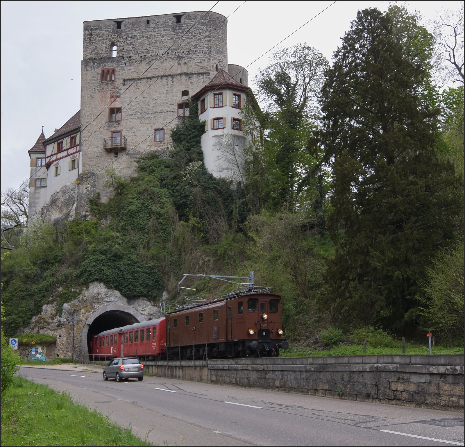 Die RVT-Fahrt zum Feldschlösschen.

Ae 3/6 III 10264 mit dem RVT-Zug unter dem Schloss Angenstein. April 2023.

Fototechnisch sind die dunklen Juraschluchten bei dunklem Himmel leider Höchststrafe für jede Kamera. Da führen einige Kompromisse unumgänglich zu Qualitätsmängeln. Ich hoffe trotzdem bei diesem und den folgenden Bildern auf die Nachsicht der Betrachter, denn motivlich lohnt sich die Strecke durchaus...